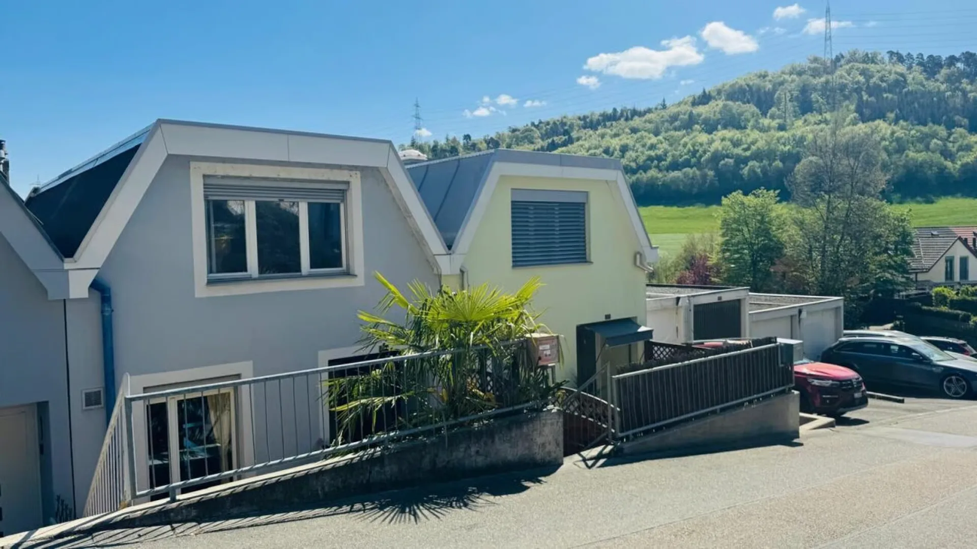 Gemütlches 5.5-Zimmer-Reihenhaus mit Garten, neuem Dach, Garage und Parkplatz