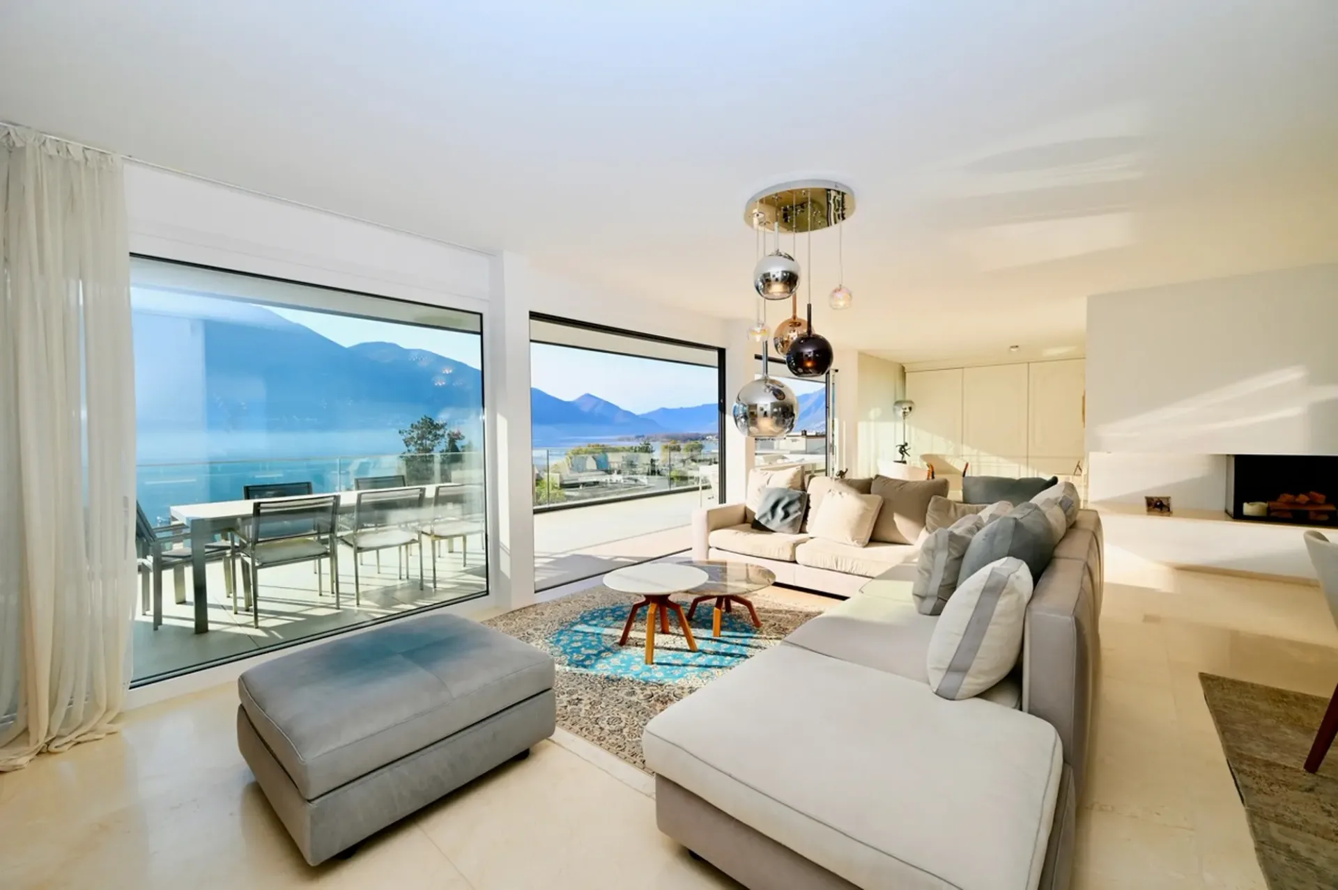 Casa di Vacanza: Attico Duplex di Design con Vista Lago Mozzafiato