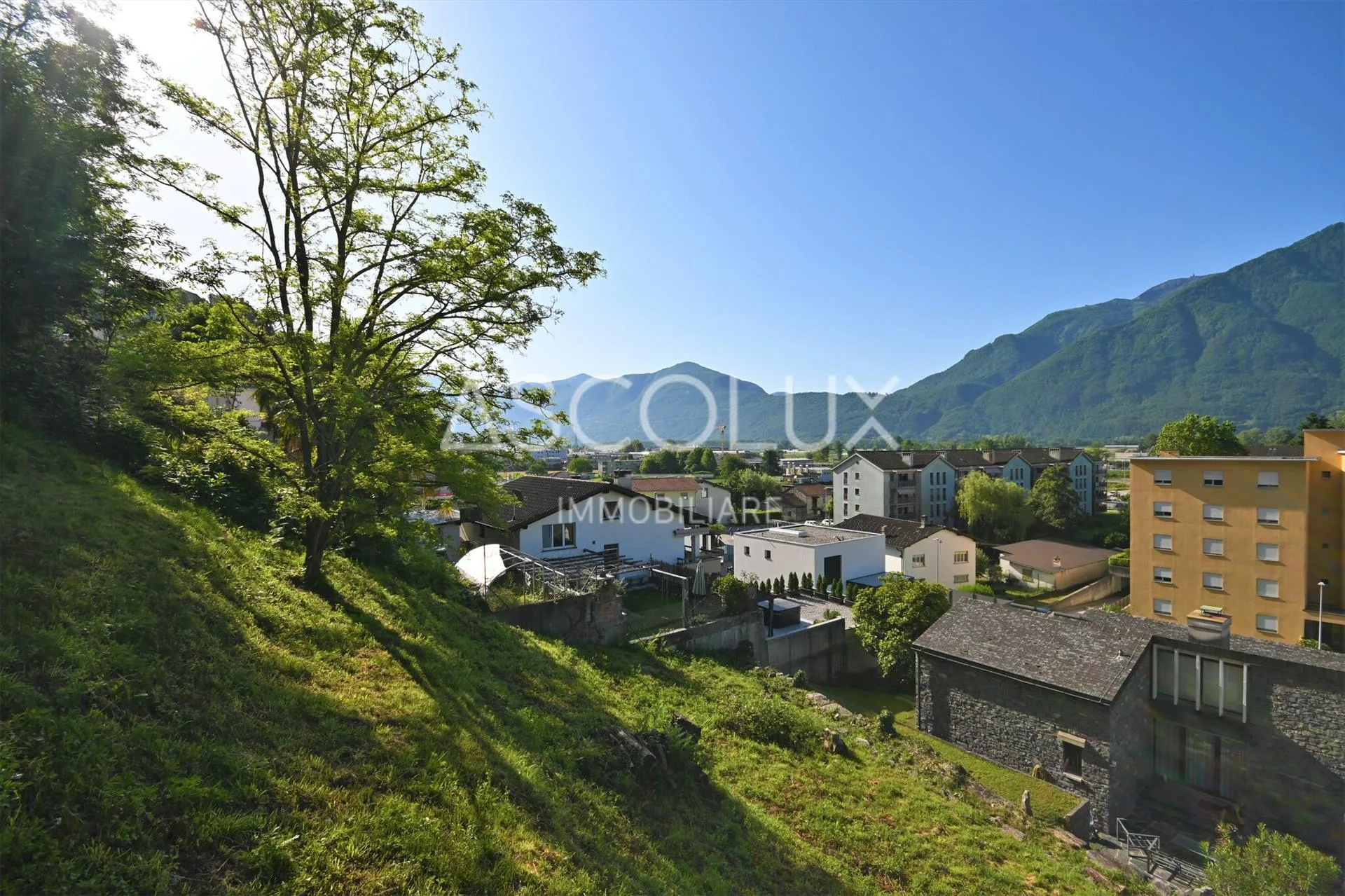 Building plot of 1,070 m2 with panoramic view