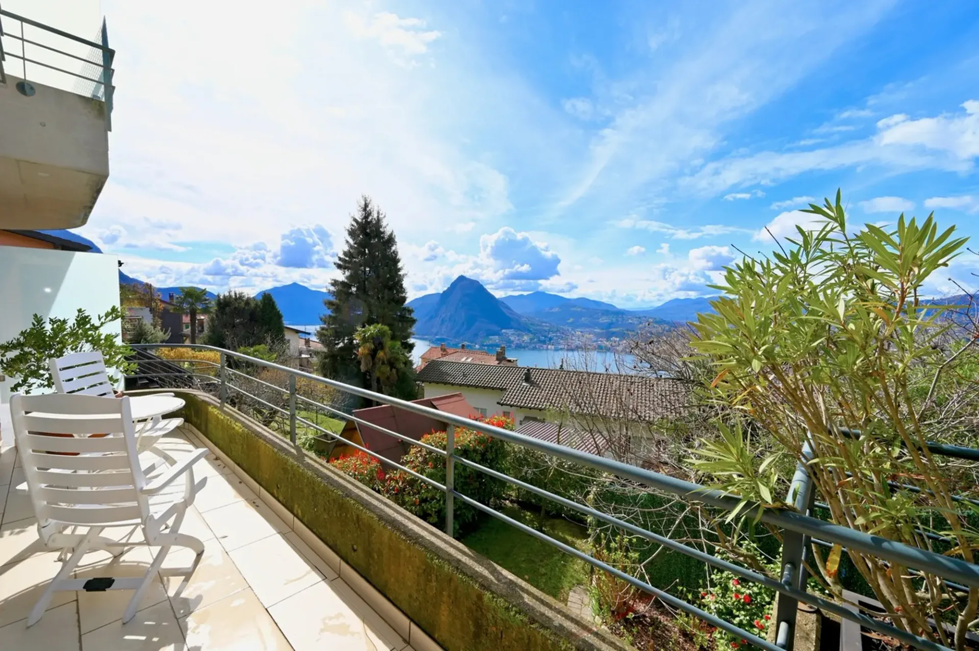 Eleganza e Carattere: Appartamento Triplex con Vista Panoramica