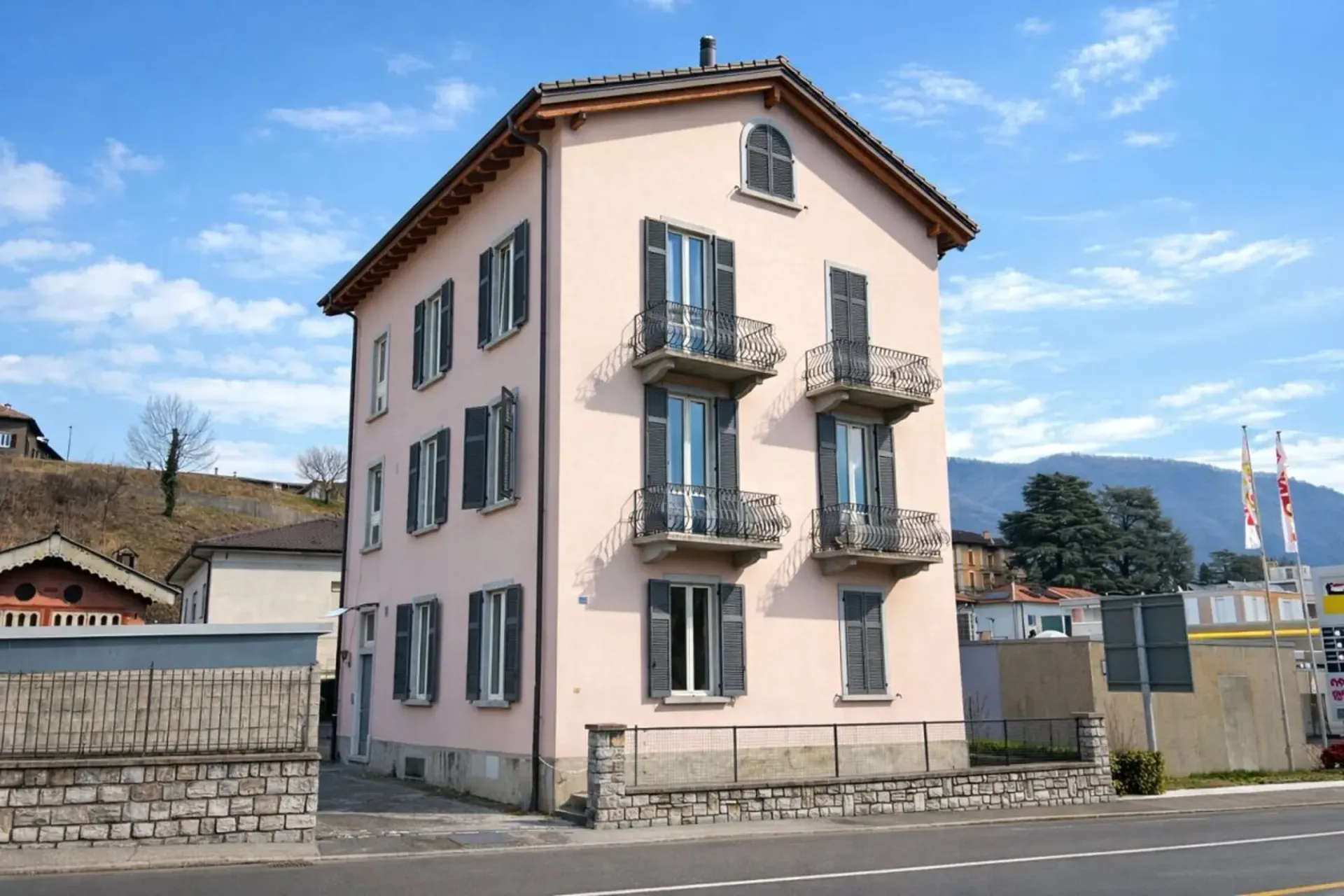 Großes Mehrfamilienhaus mit Garage in Balerna