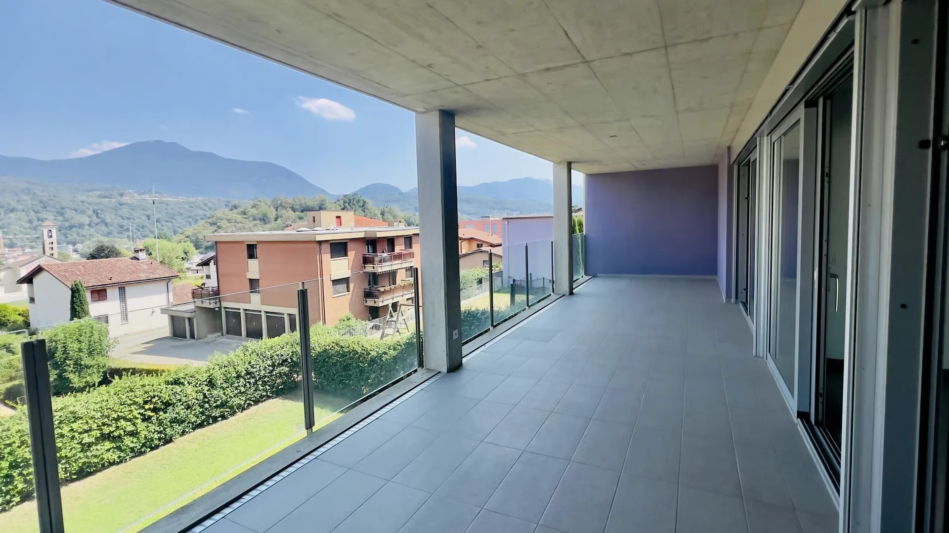 Moderne und helle 2.5-Zimmer-Wohnung mit großer Terrasse in Gravesano
