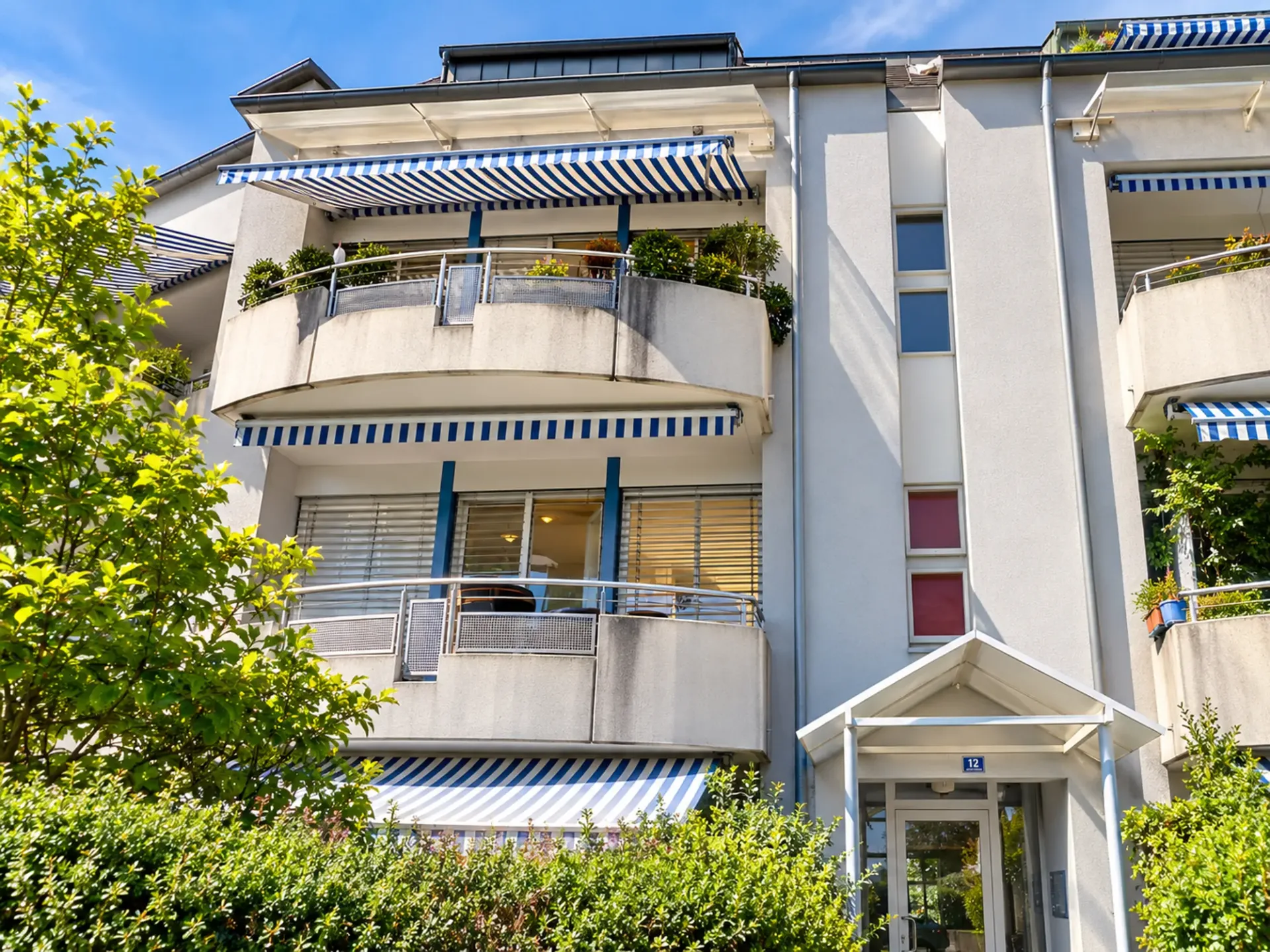 Charmanter Apartment mit 2.5 Zimmern, Balkon und innerer Parkplatz