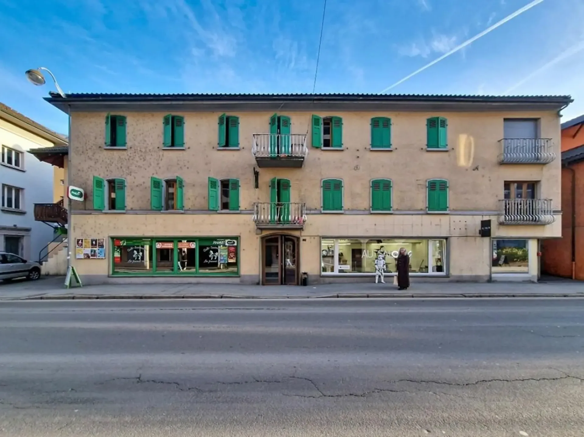 Saxon, pacchetto di 2 immobili di rendita, 11 appartamenti, 1 ristorante, 1 attività commerciale, 9 posti auto