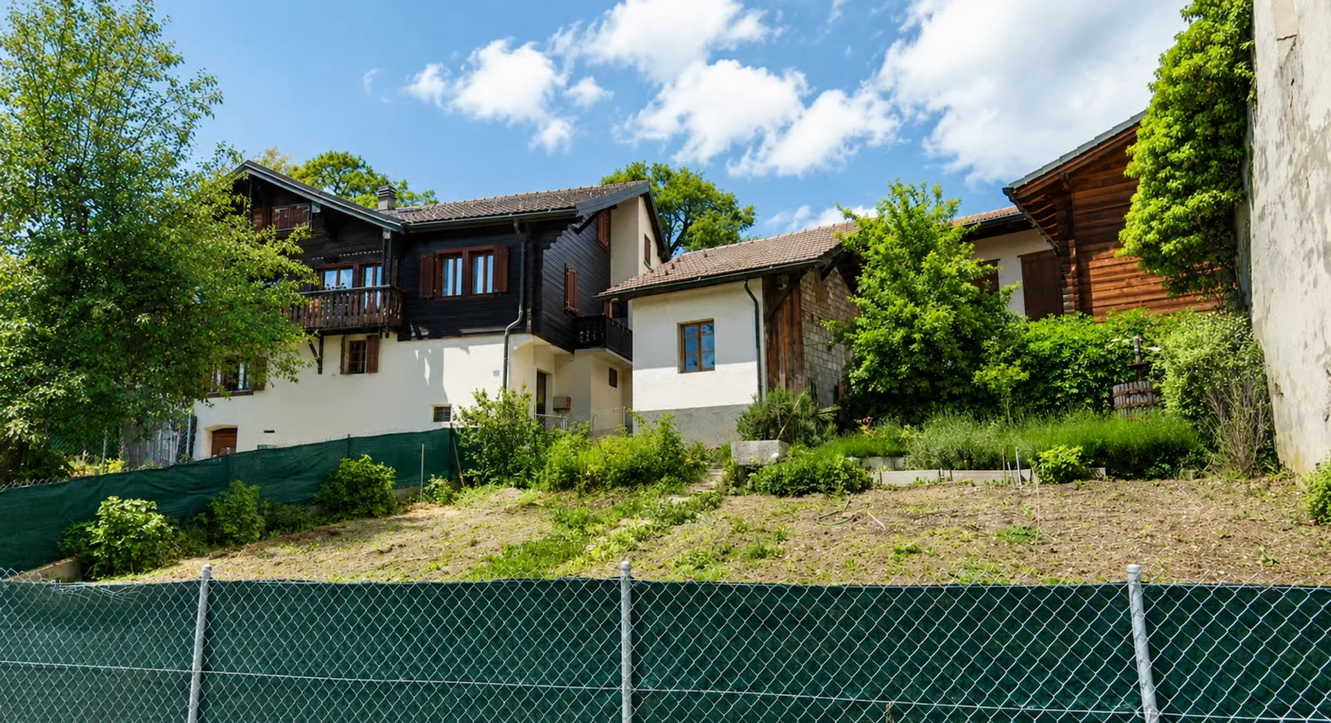 Haus mit mehreren Wohnungen und Anbauten