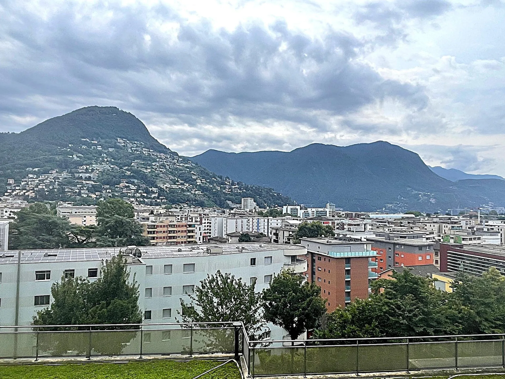 APPARTMENT 4.5 MIT PRÄCHTIGER STADT- UND TEILWEISEM SEEVIEW