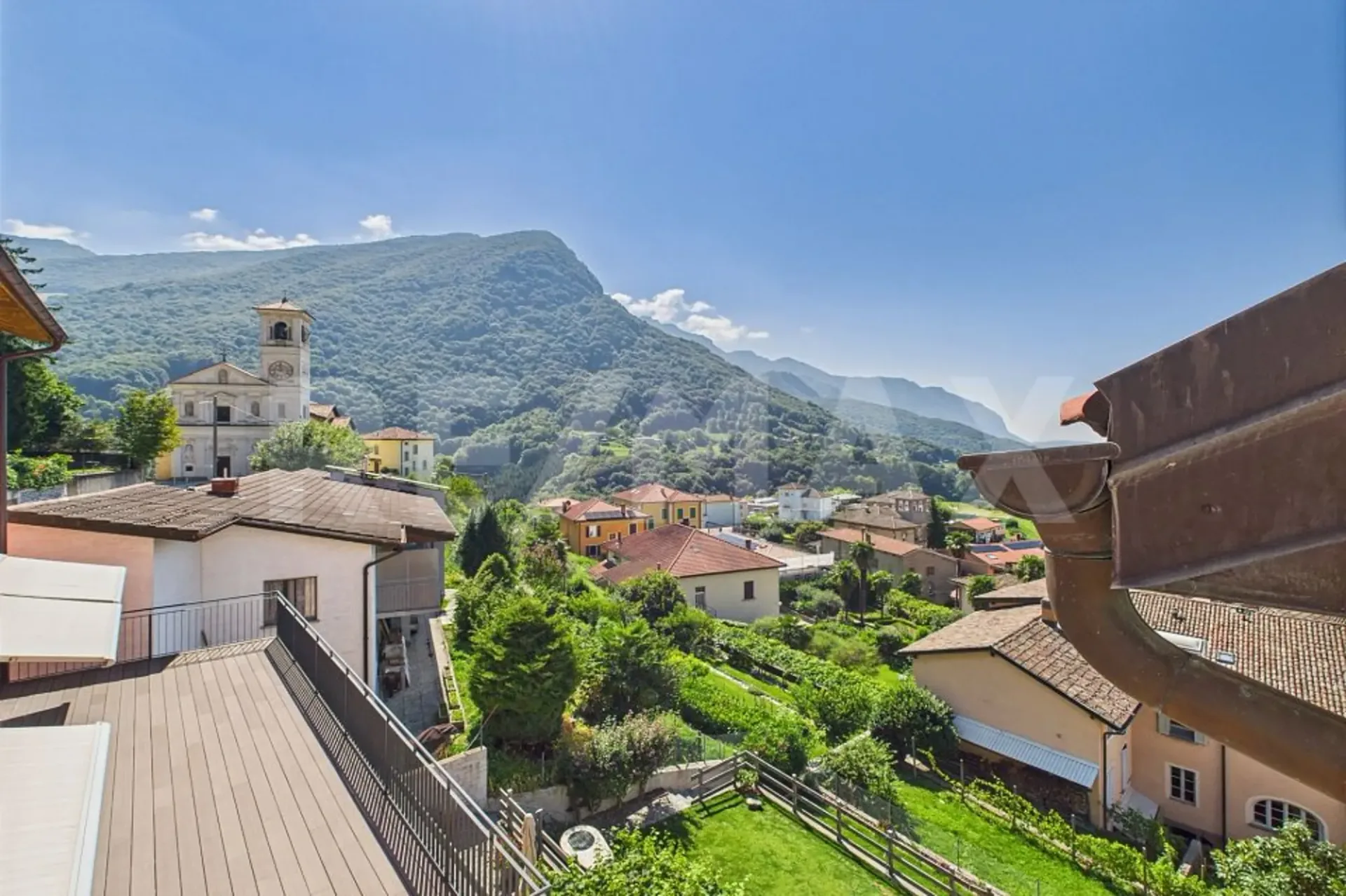 Arogno  Casa bifamiliare di nucleo con grottino, terrazza e cortile