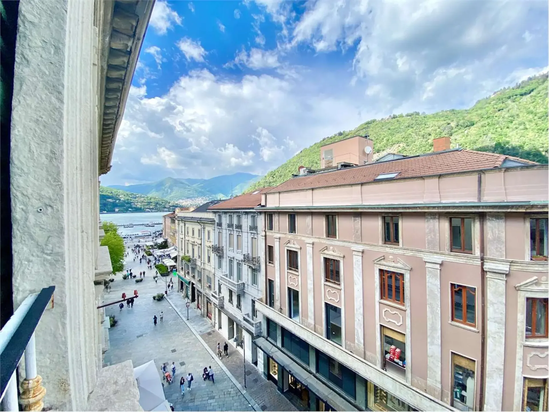 Elegantes Dreizimmerapartment mit Terrasse im historischen Zentrum von Como / Duomo
