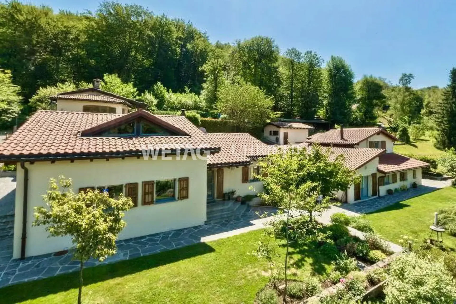 Elegante Villa in Lugano-Vaglio mit zwei Gästehäusern & Aussenpool zu verkaufen