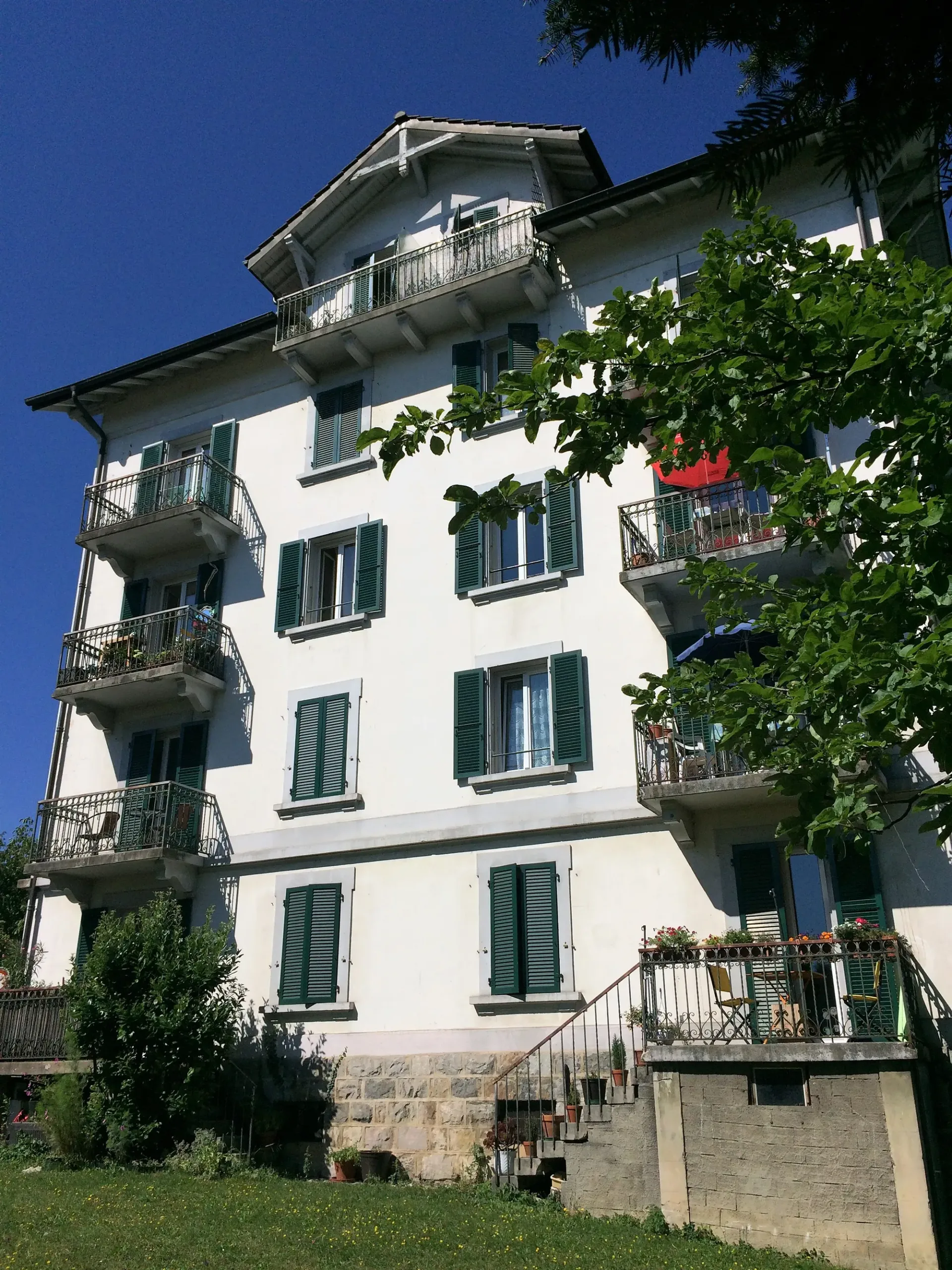 Charmant appartement de 3 pièces avec balcon et accès au jardin.
