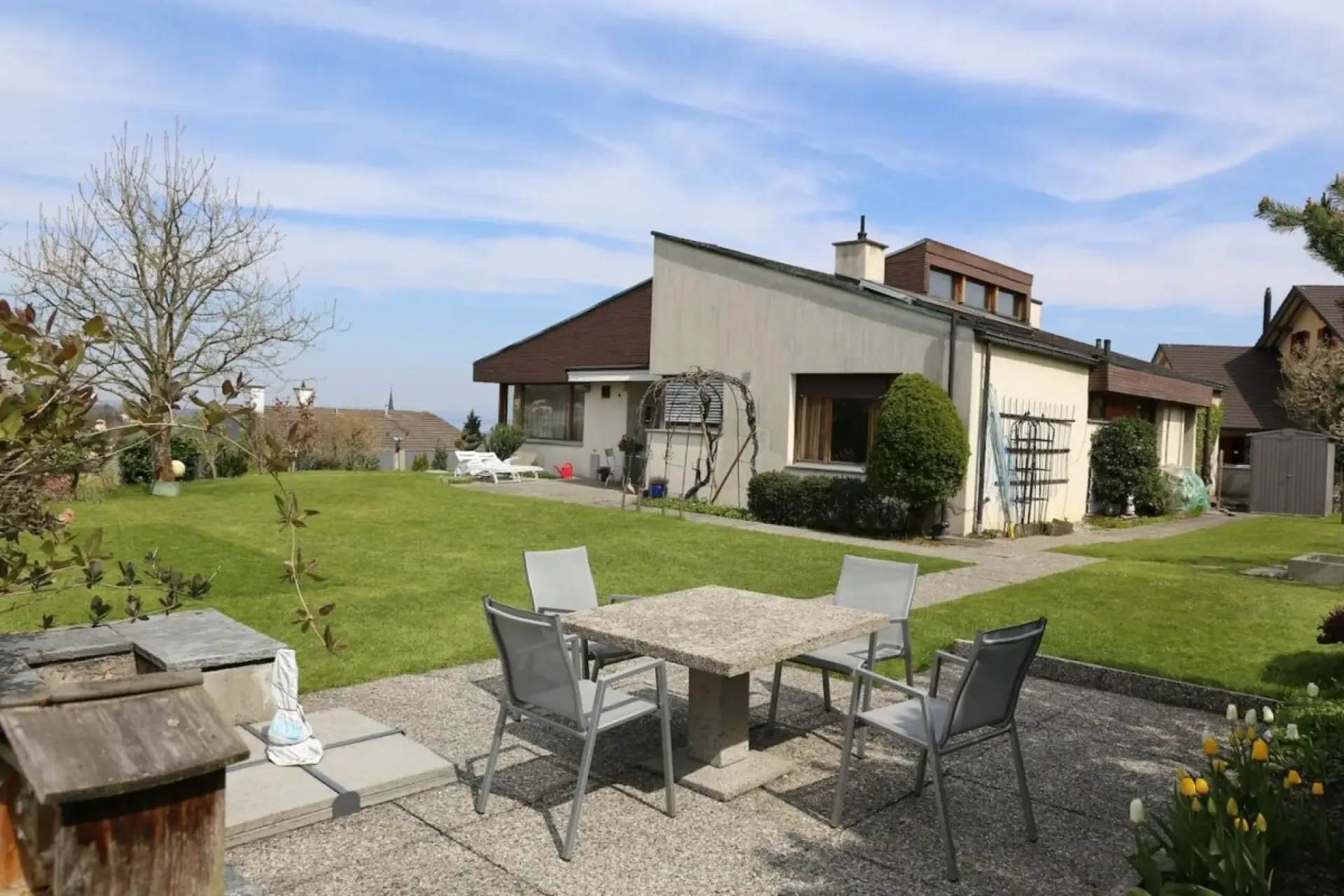 Villa mit Seesicht und mit separatem Bauland an sehr guter Lage.