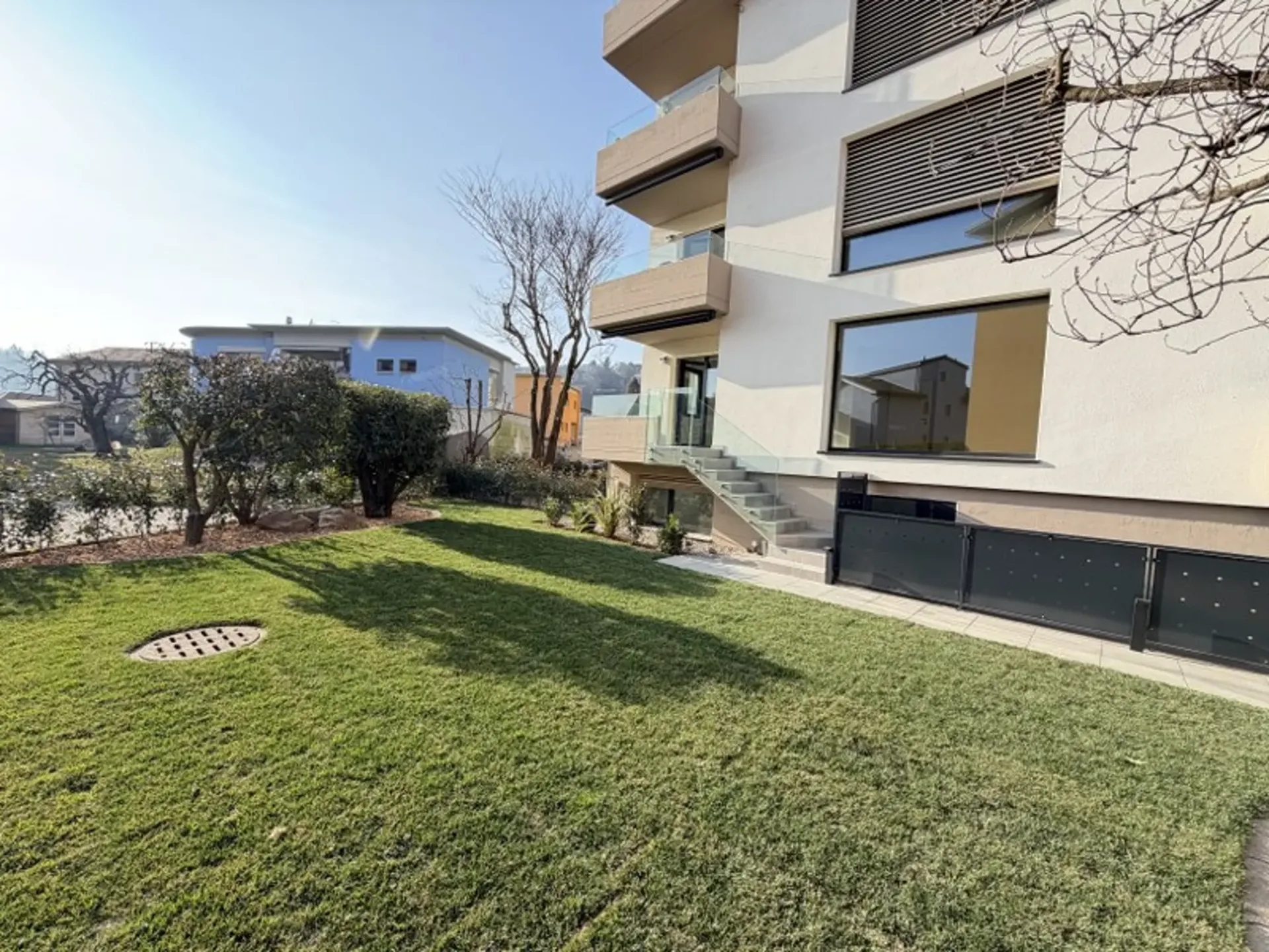 APPARTMENT 4.5 ZIMMER MIT GARTEN ZU EXKLUSIVEM GEBRAUCH IN ELEGANTER VILLA
