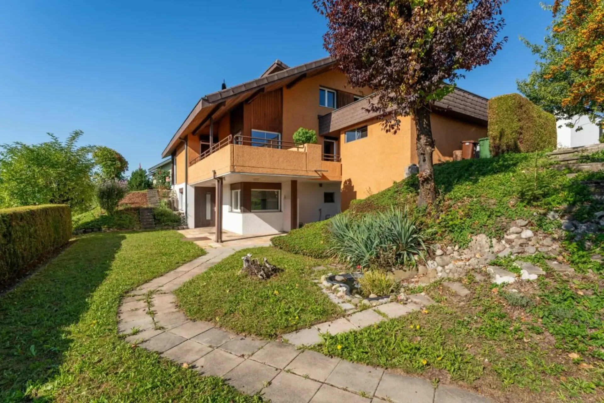 A sunny spot with mountain views: Single-family house with in-law apartment