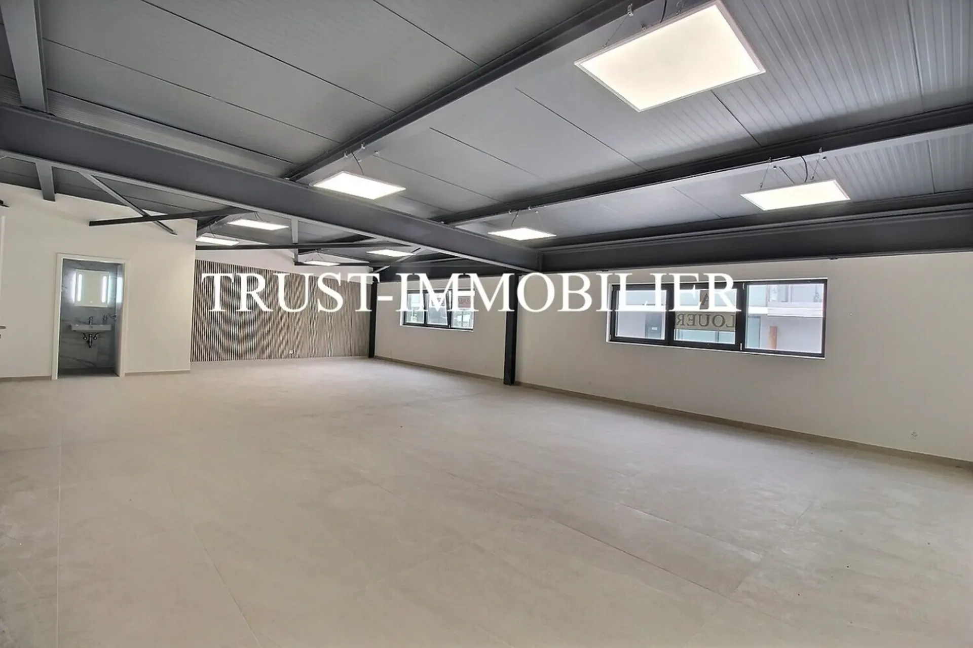 9002M-Saxon-Moderner Gewerberaum von 102,6 m²