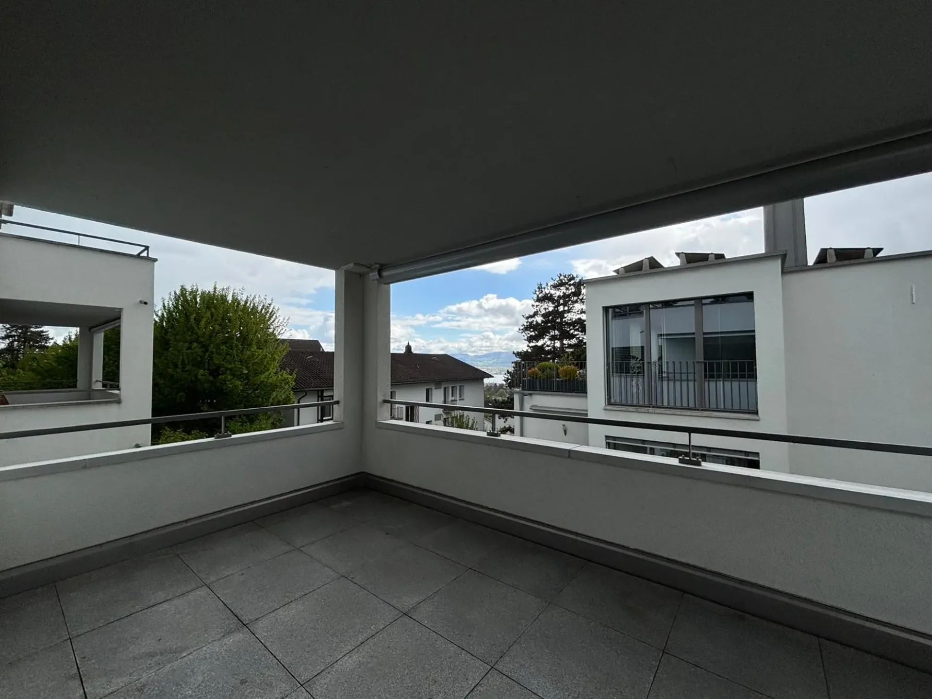 Helle 4.5-Zimmer-Wohnung mit Balkon an ruhiger Lage in Zürich 8044
