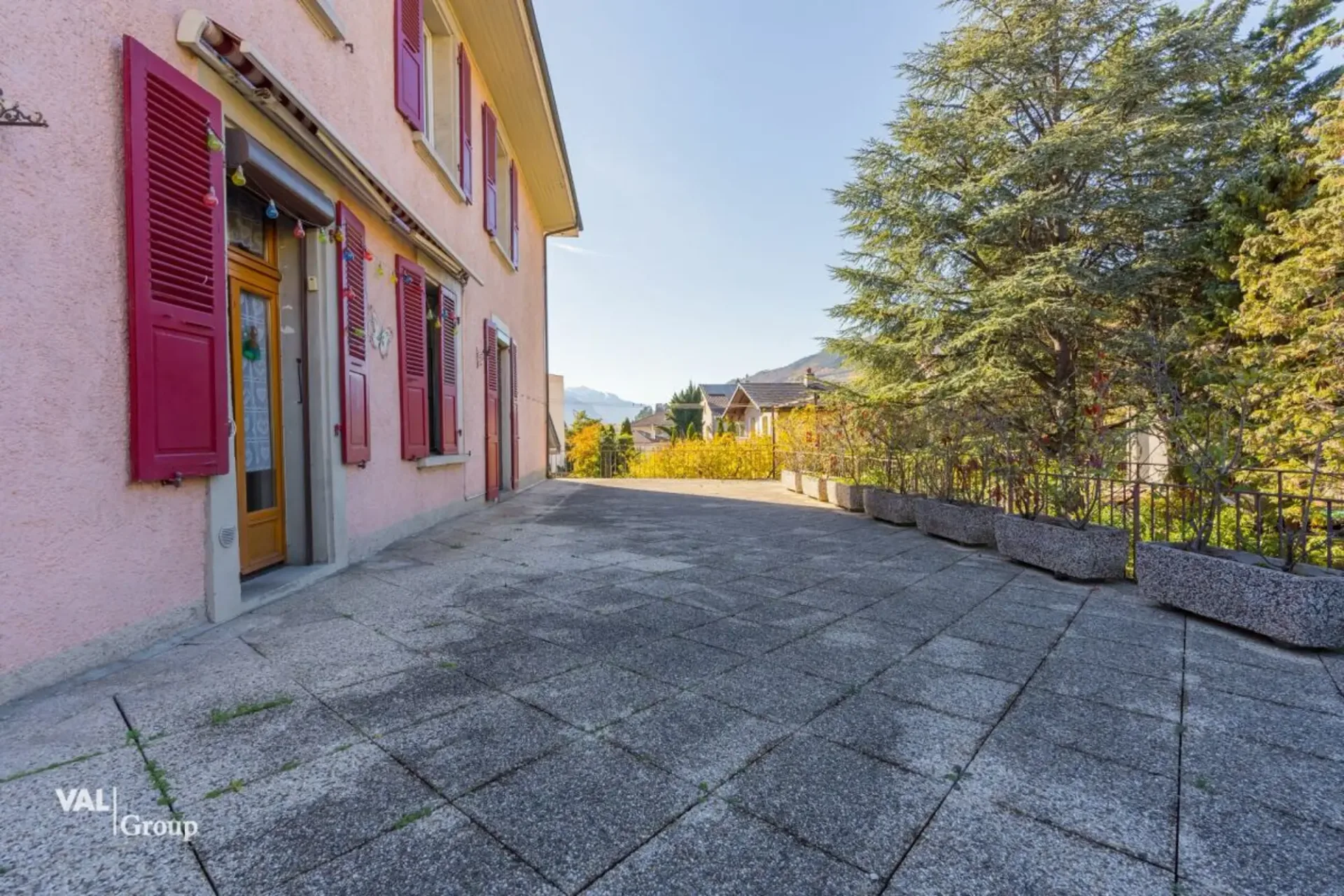 Wohnung 4,5 Zimmer, mit Atelier/Lagerraum von 64 m2, zu renovieren