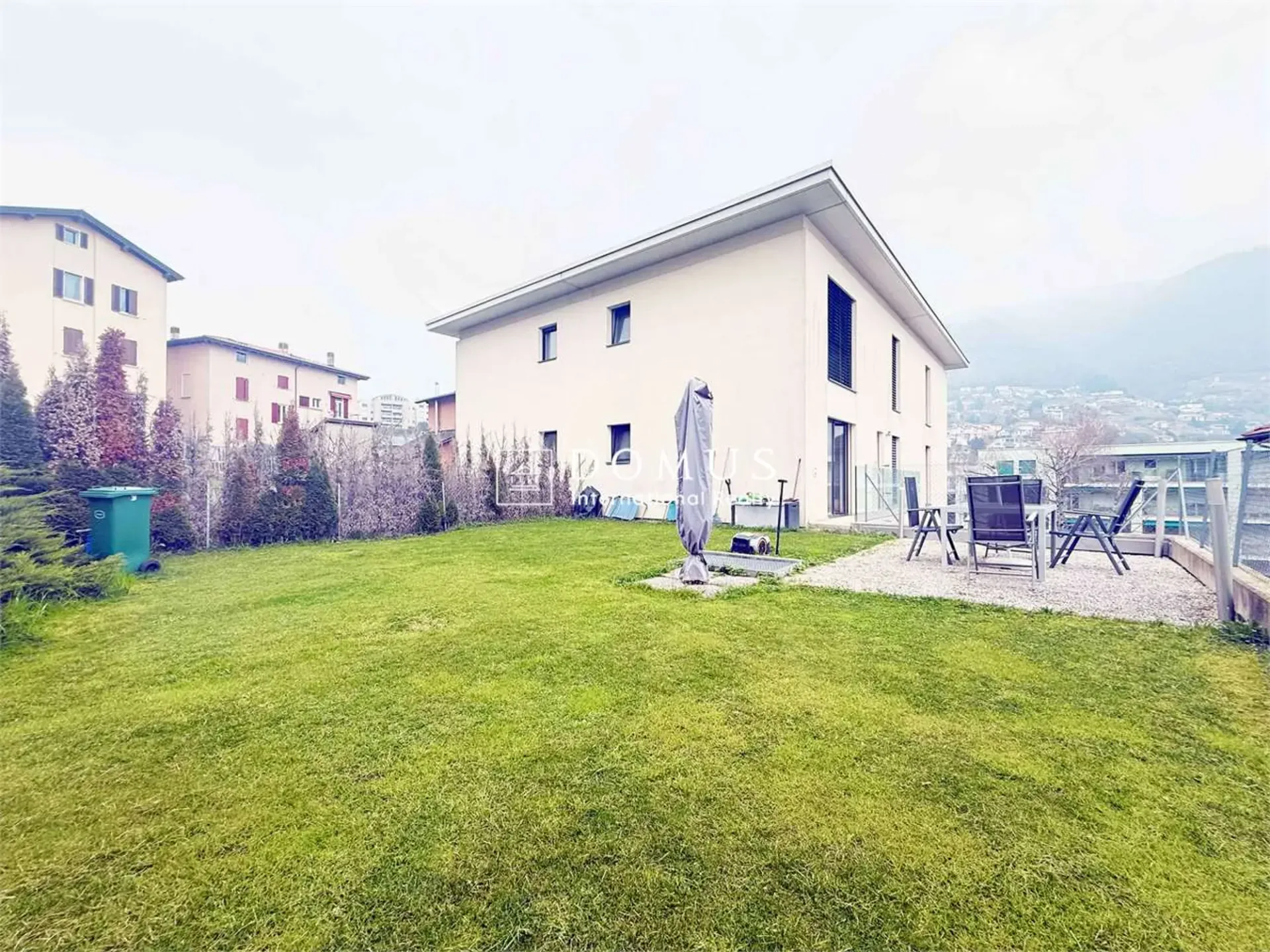 Moderno, giardino privato, due posti auto