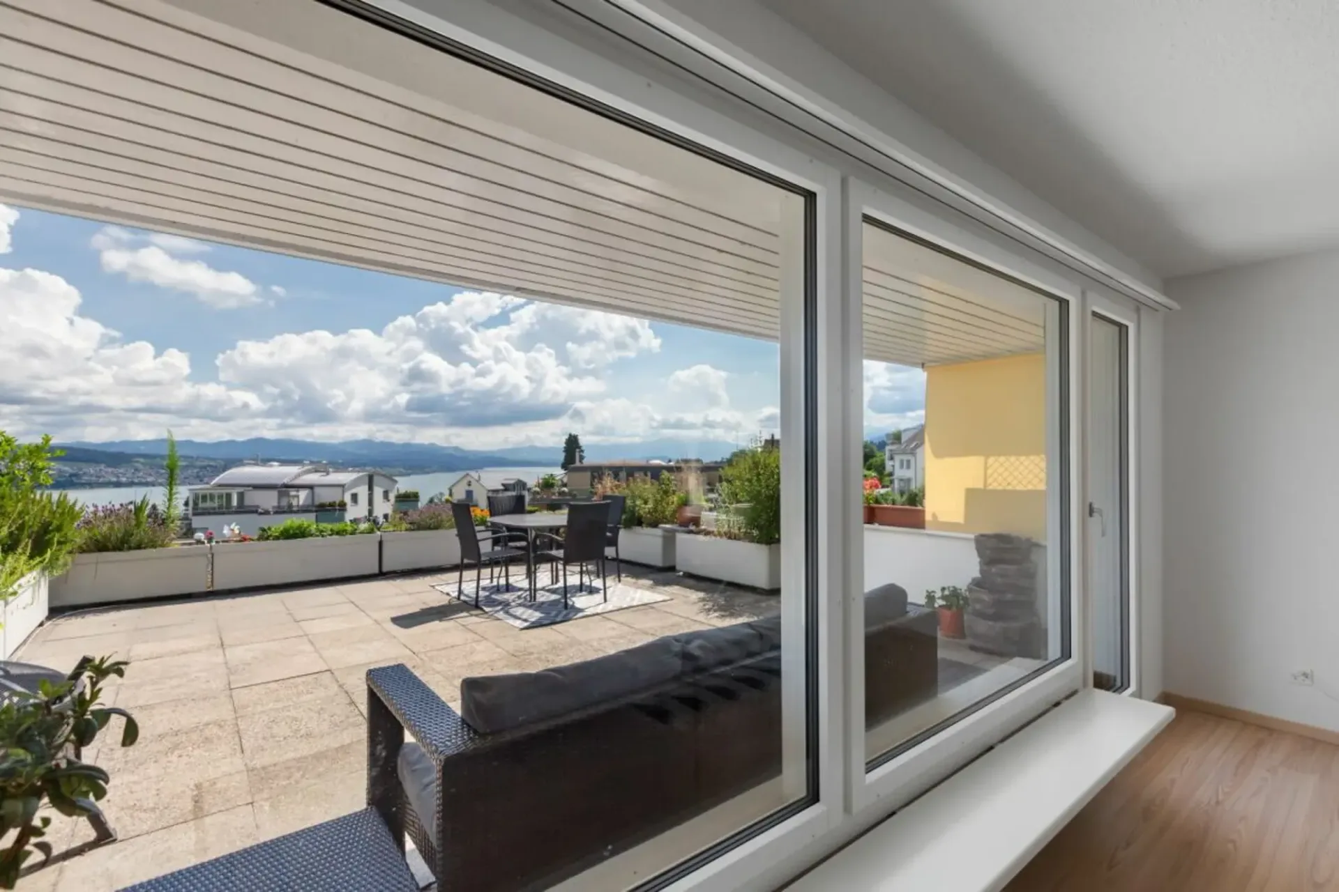 Wohnen mit herrlichem See- und Bergblick - charmantes Terrassenhaus in sonniger Hanglage