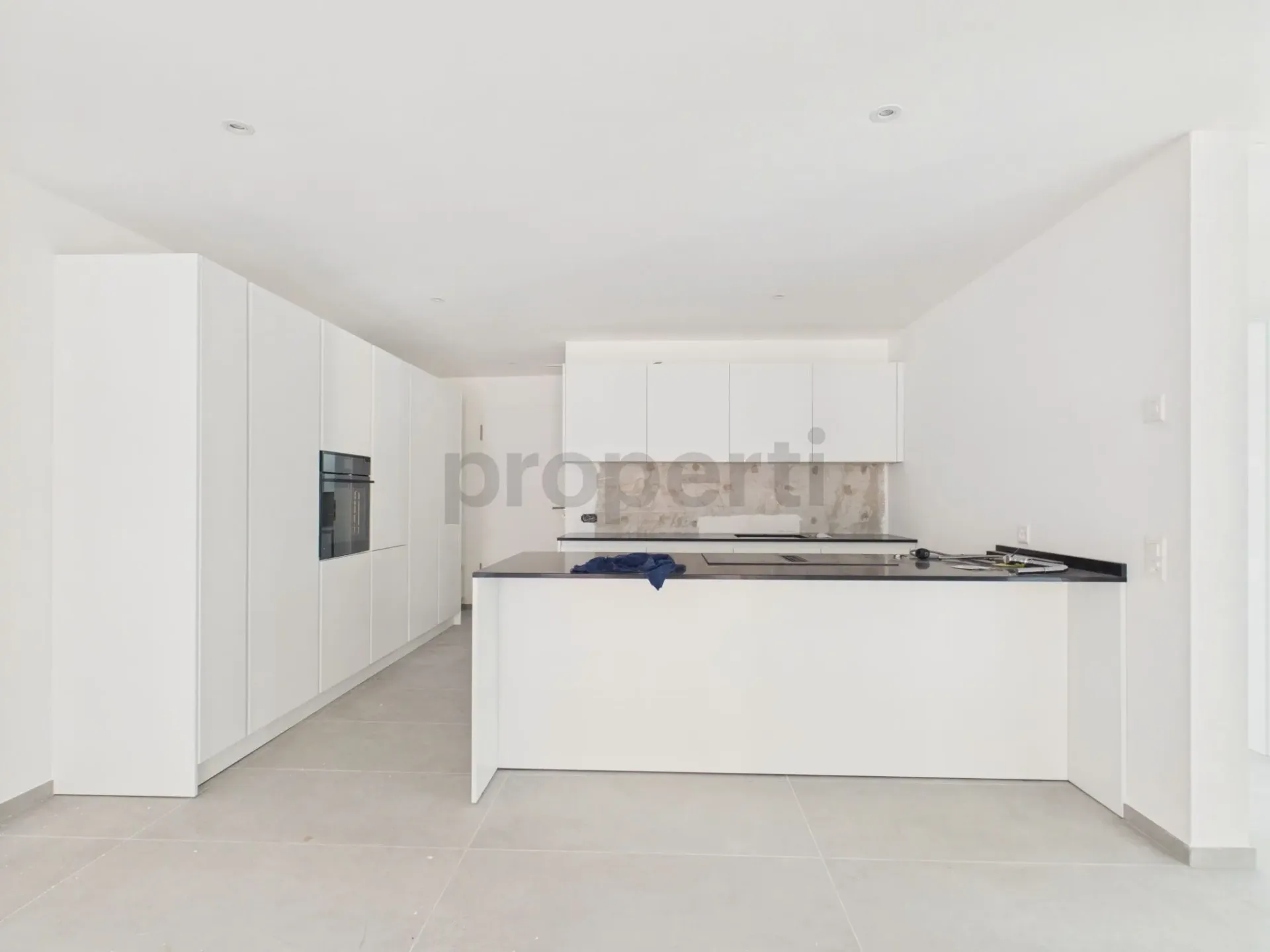Modern 3.5-room apartment with car charging column, Biasca