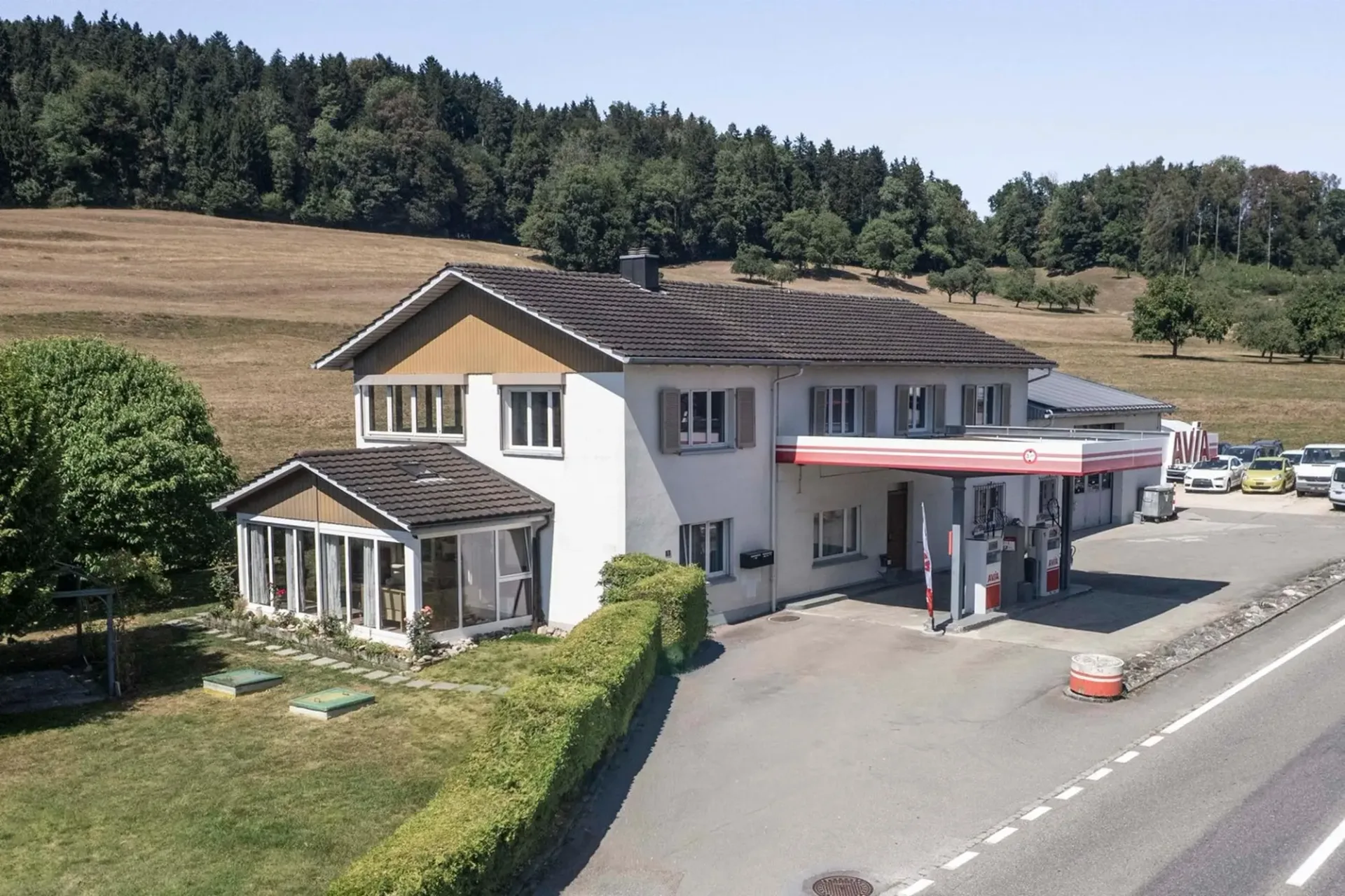 Wohnhaus, Werkstatt & Tankstelle