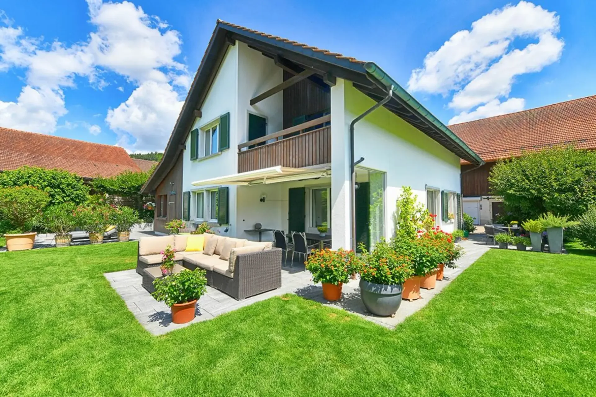 Well-maintained 5.5-room single-family home with garden paradise