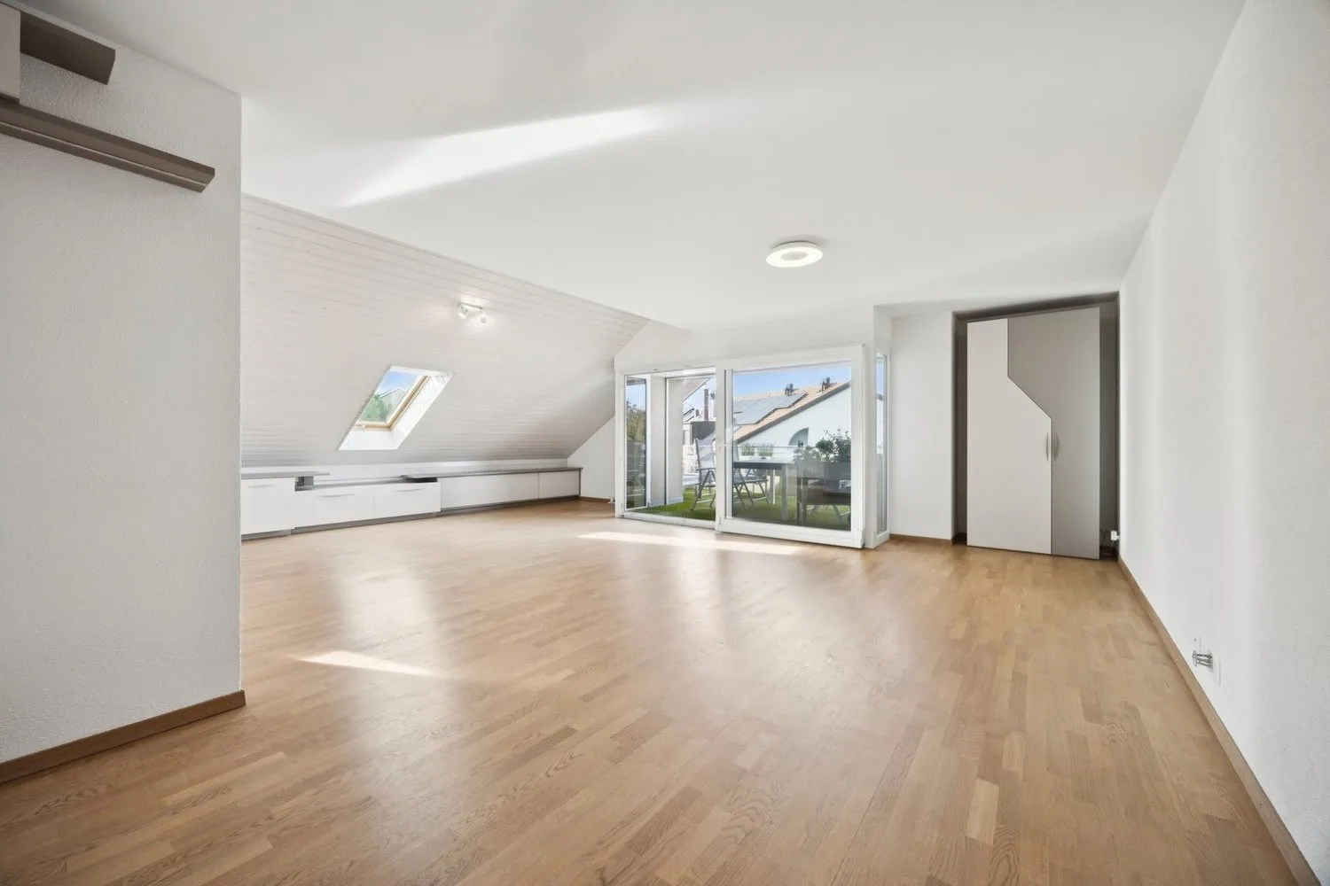 Spacieux duplex avec grande terrasse et beau dégagement sur le lac au
