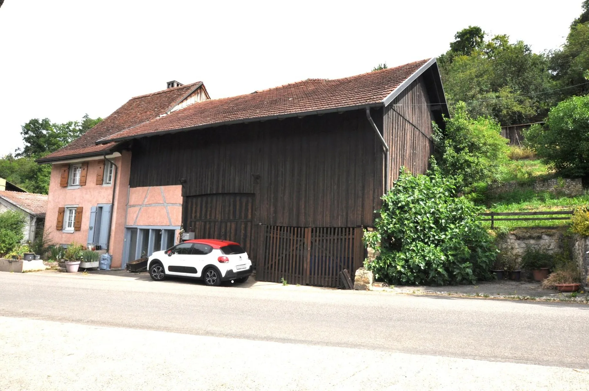 Proprietà di villaggio con fascino situata a Beurnevésin