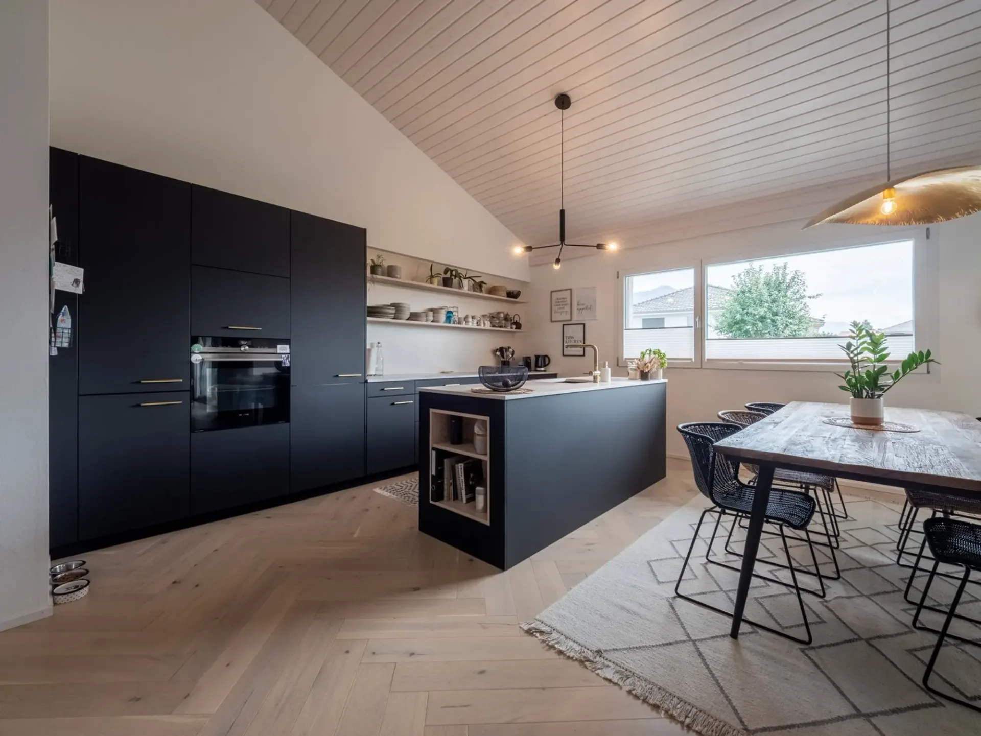 4.5 room apartment on the top floor – quiet and bright in Villarvolard