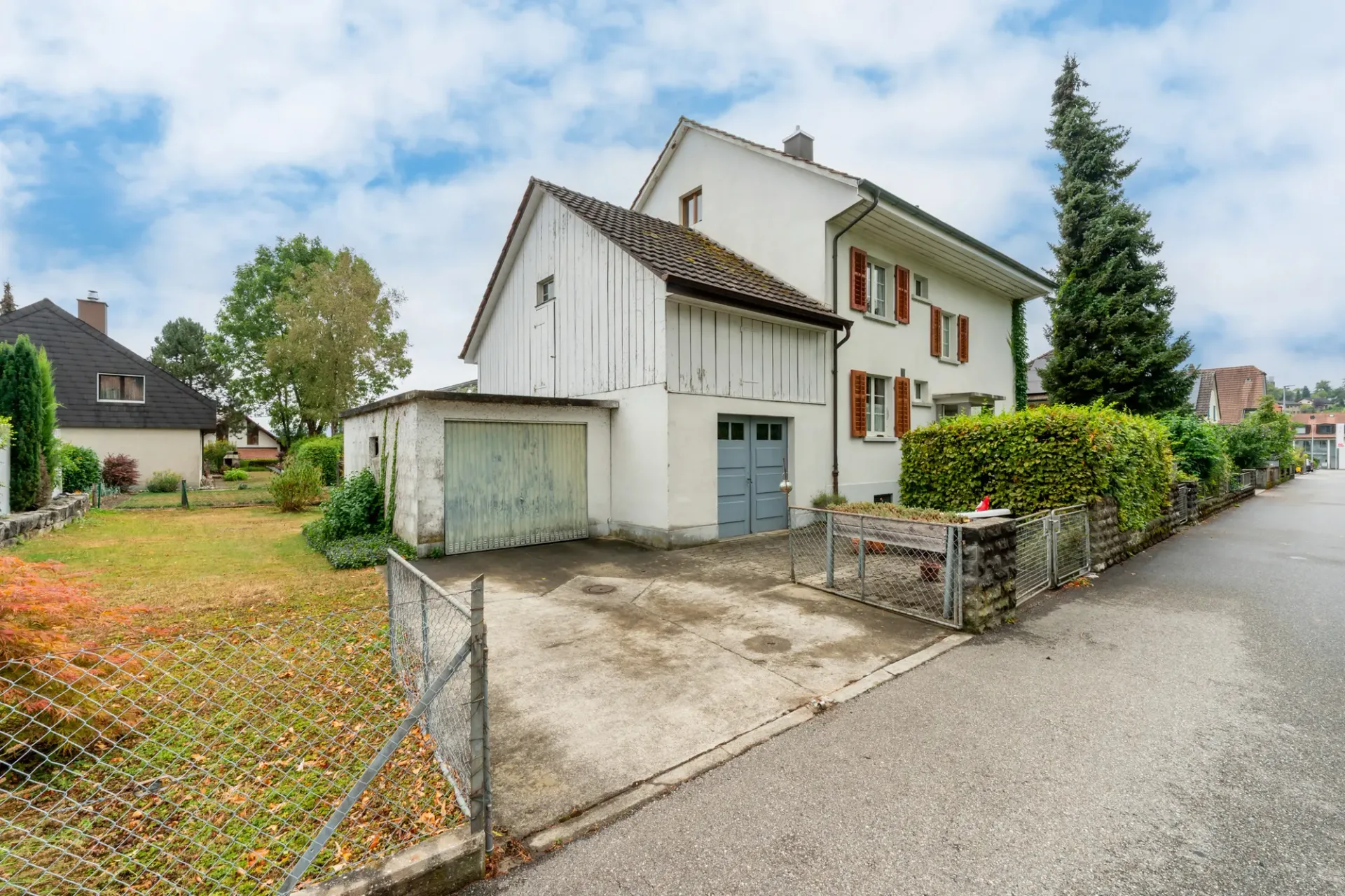 Grosszügiges Zweifamilienhaus mit idyllischem Garten