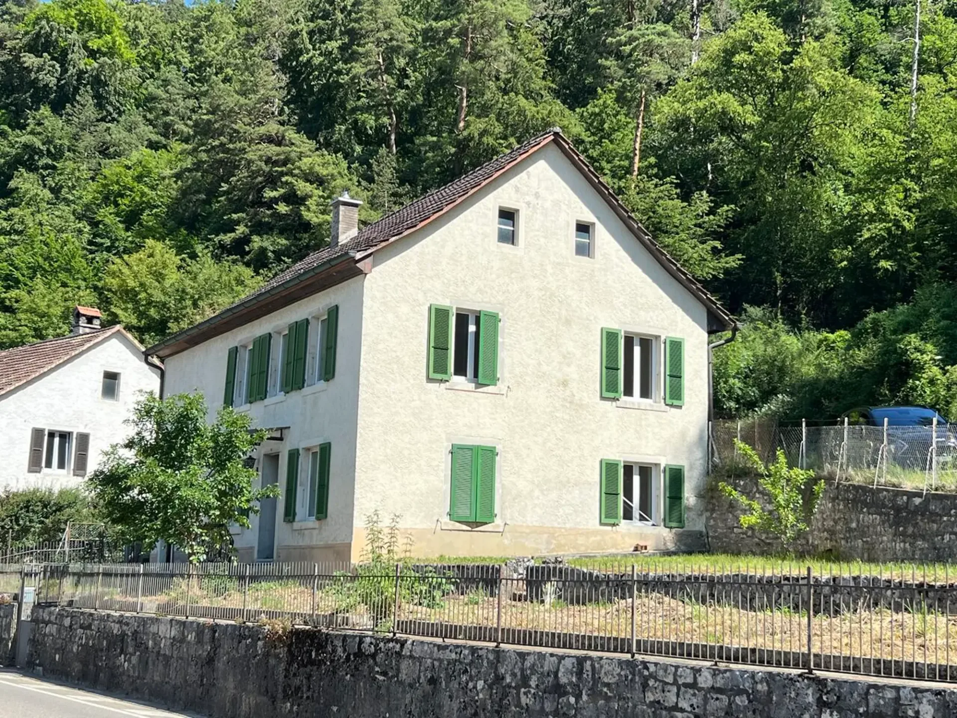 Charmantes Dorfhaus, renoviert mit Geschmack und am Waldrand gelegen