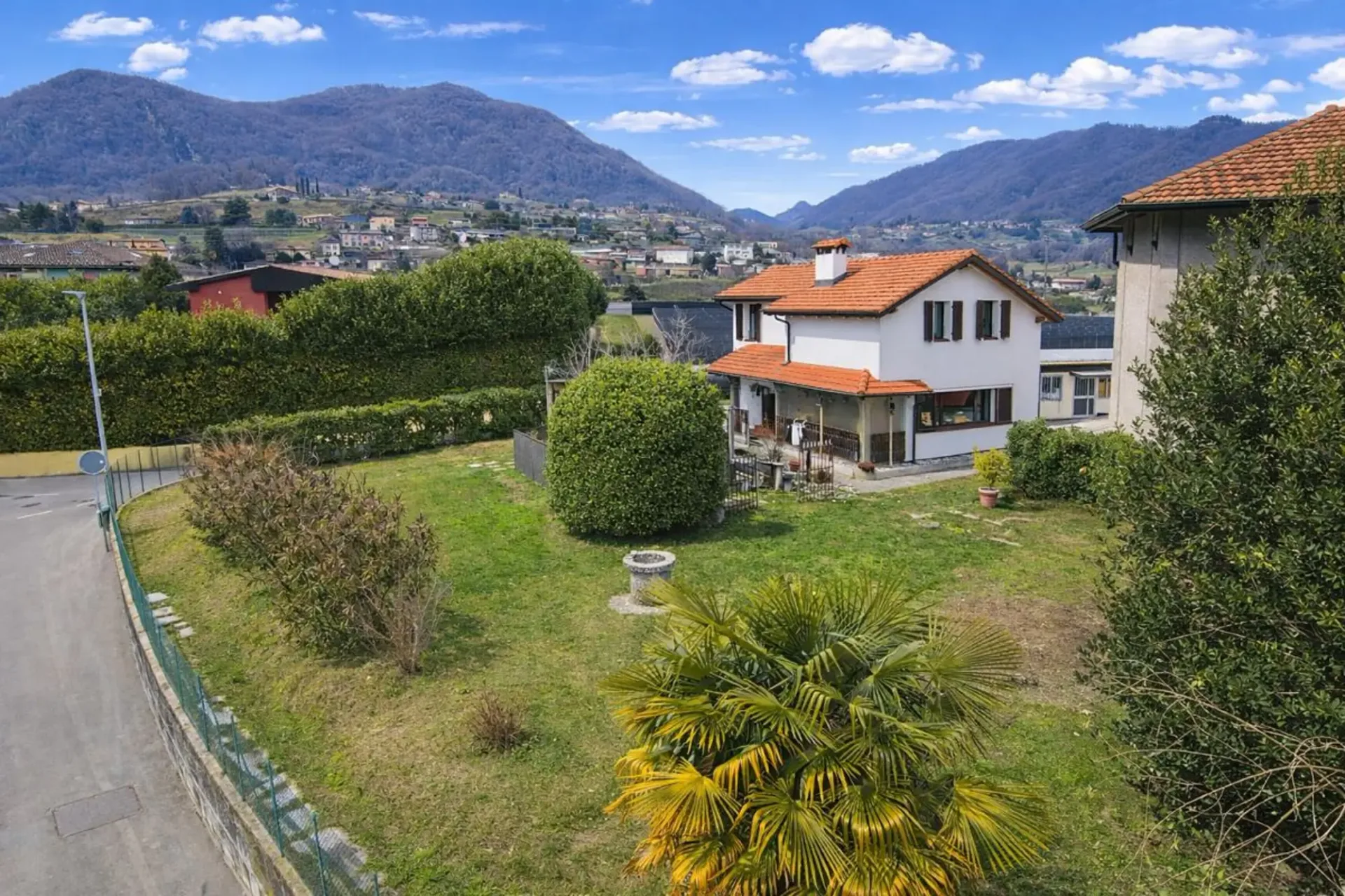 Einfamilienhaus mit Rustico, großem Garten und privatem Platz