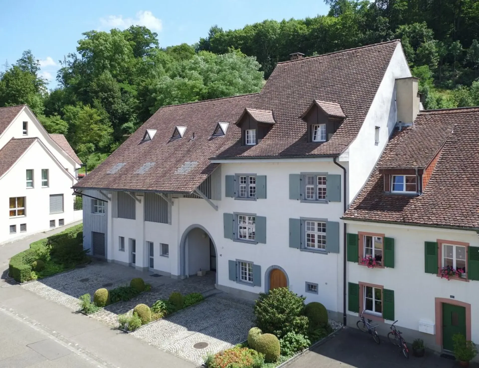 Grosszügige, sehr gepflegte 3.5-Zimmer-Wohnung mit sonnigem Balkon