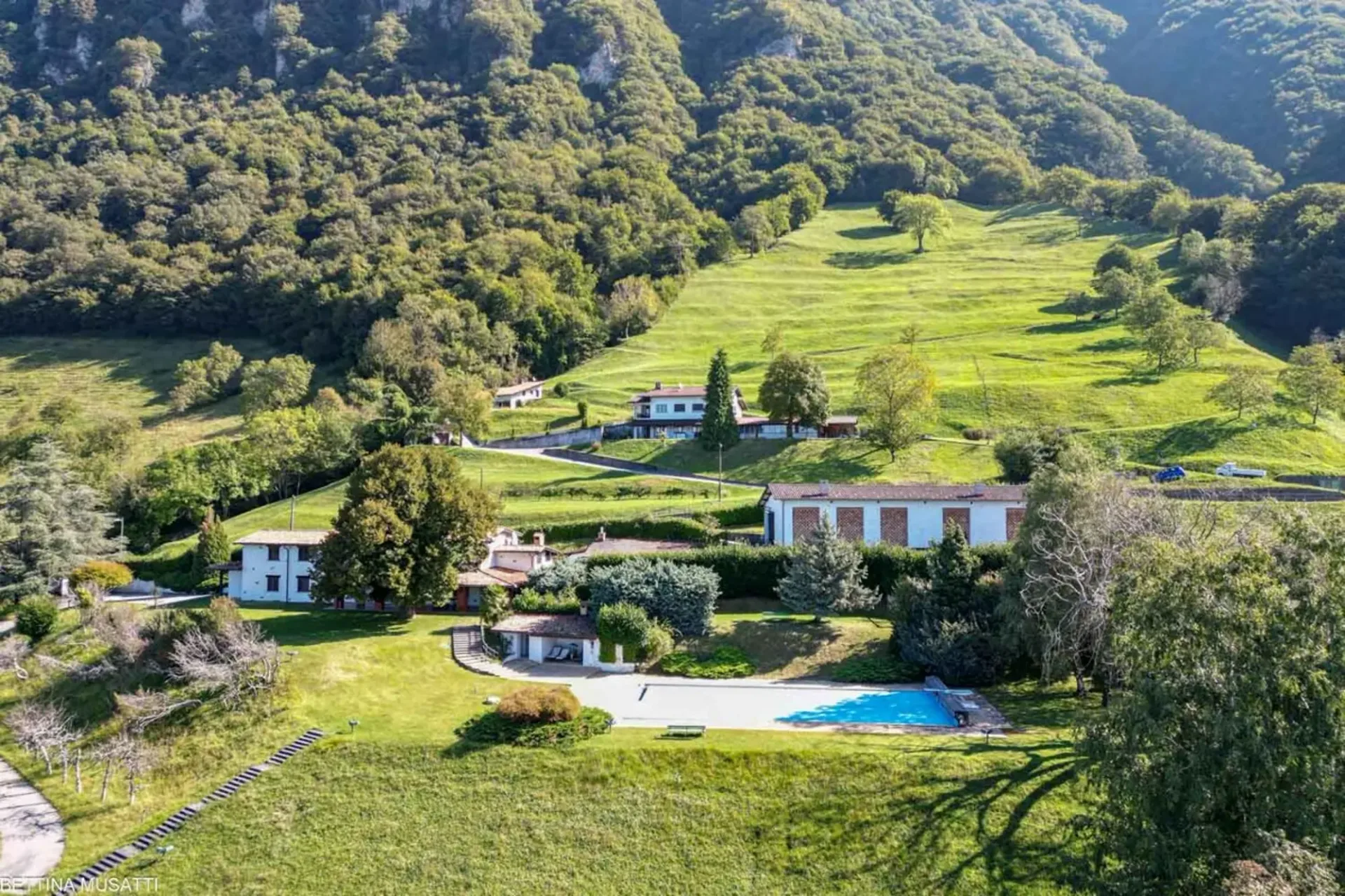 AROGNO - PRÄSTIGEVOLLE LIEGENSCHAFT MIT SCHWIMMBAD, WELLNESS UND SEEBLICK