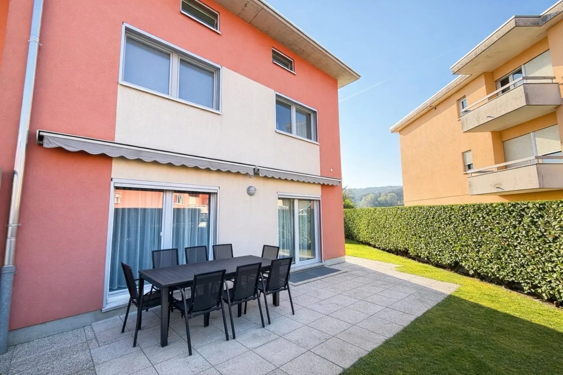 Großes Einfamilienhaus 4.5 mit Garten in Genestrerio, Parkplätze inklusive