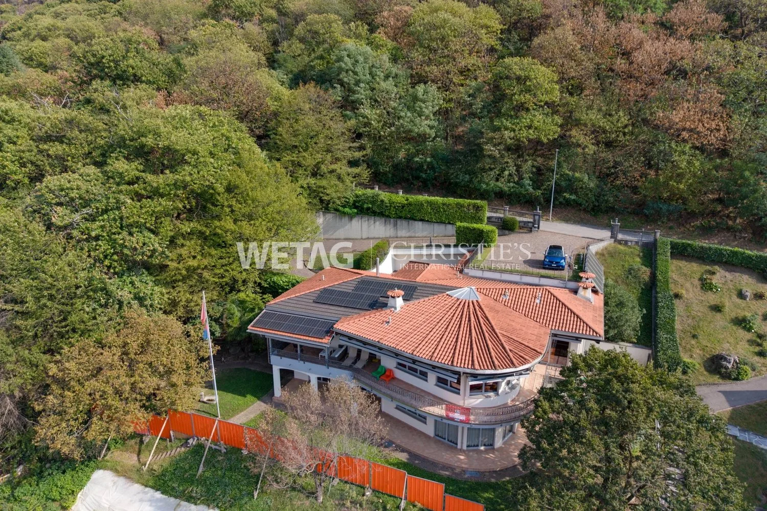 Villa élégante à vendre à Lugano-Vezia avec piscine intérieure & grottino, entièrement rénovée en 2022 ? Résidence secondaire possible