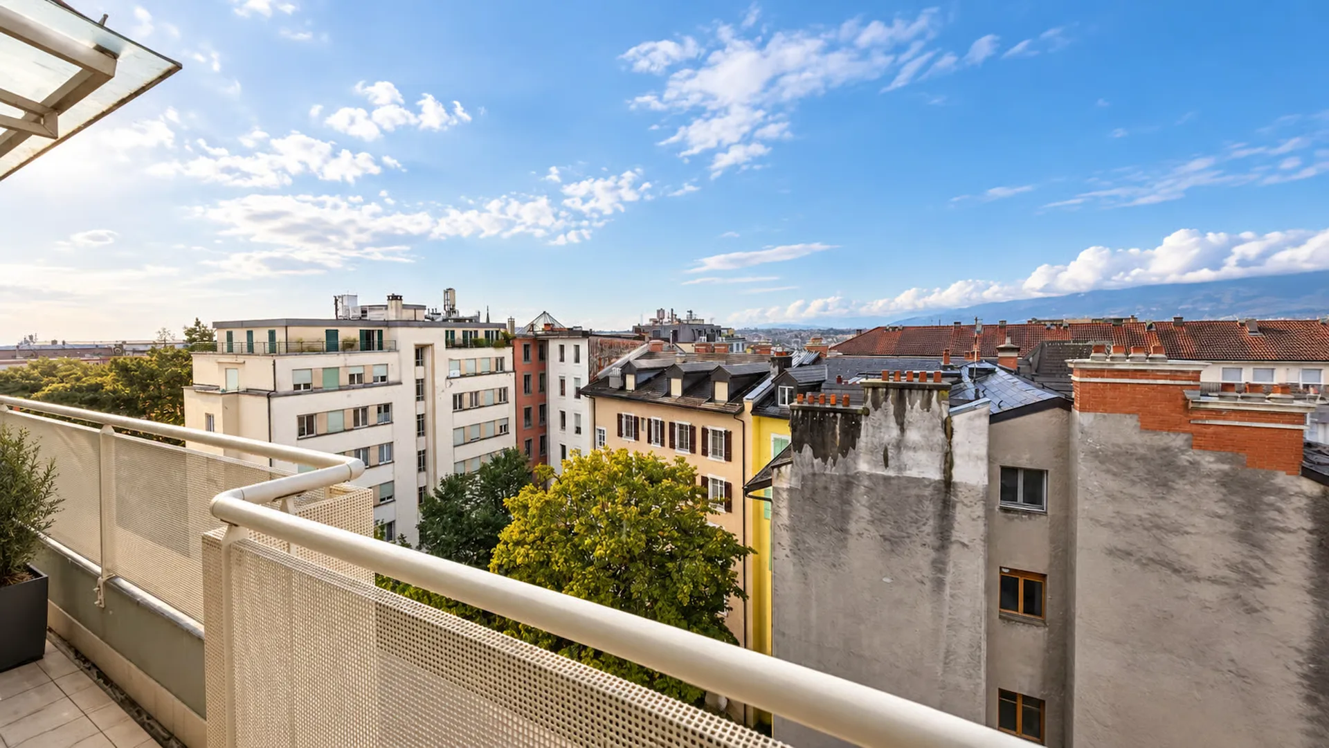 Top floor with panoramic view in the heart of Geneva