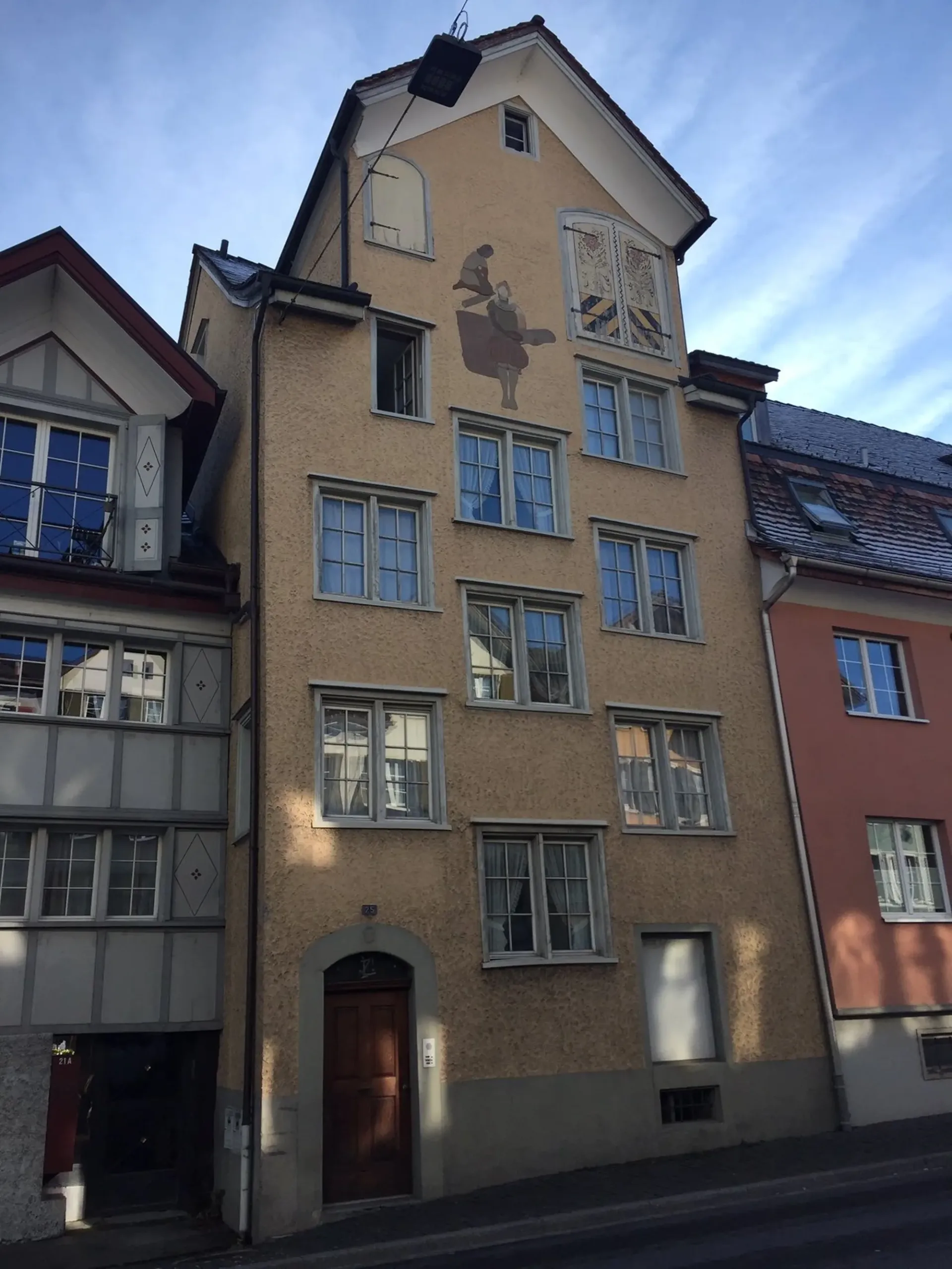 Heimelige 3,5-Zimmer- Altbauwohnung mit Parkplatz und grossem Sitzplatz
