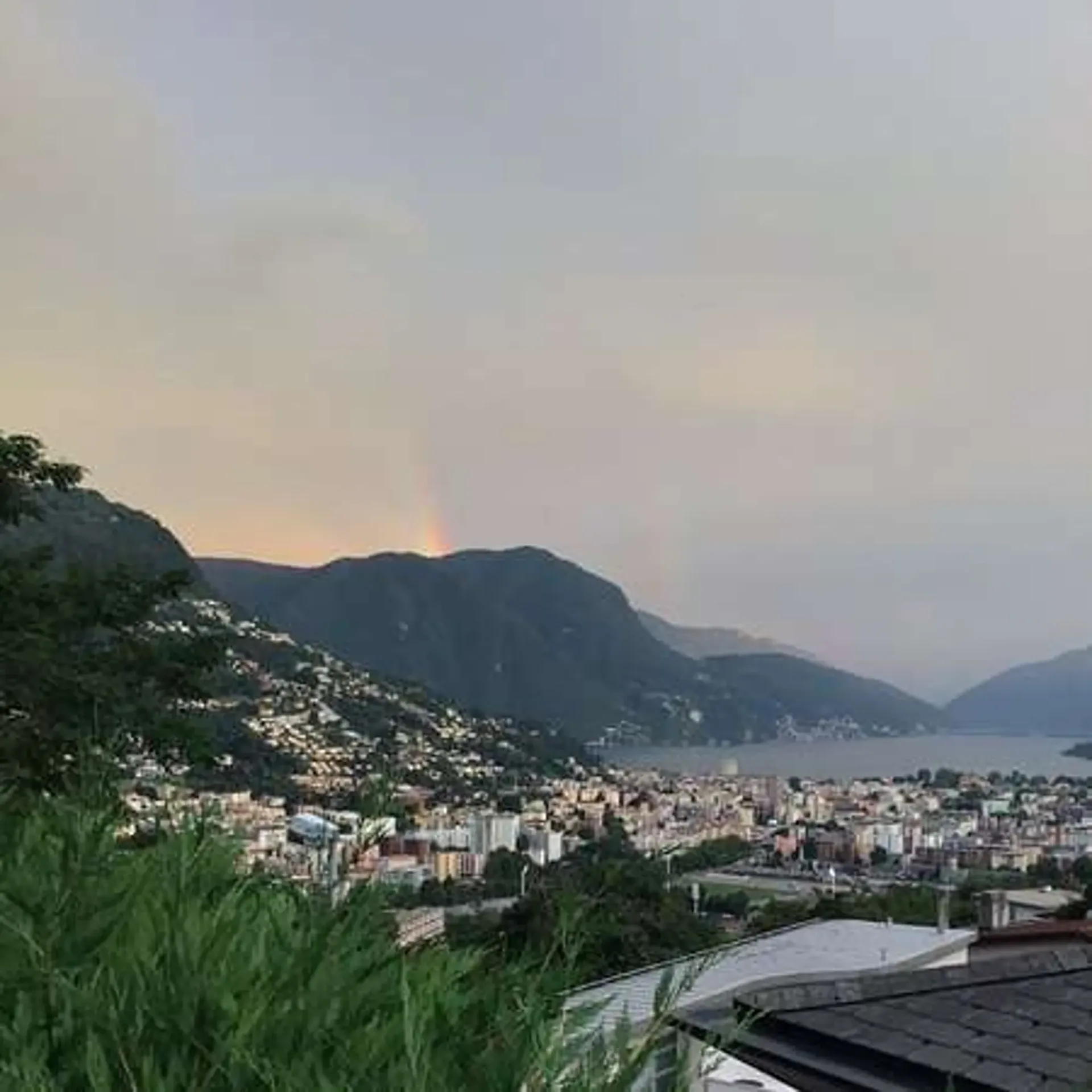 Exklusives Wohnanlage mit Seeblick auf den Hügeln von Lugano