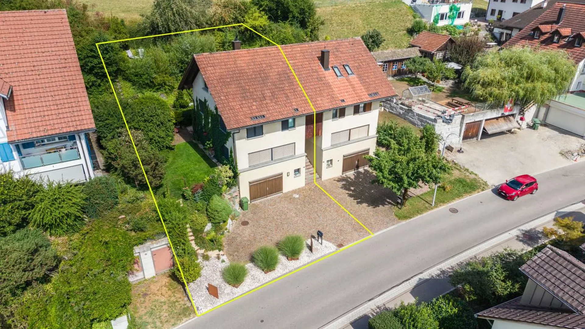 Ruhig gelegenes Doppeleinfamilienhaus mit Ausbaupotenzial bis auf 5 Zimmer!