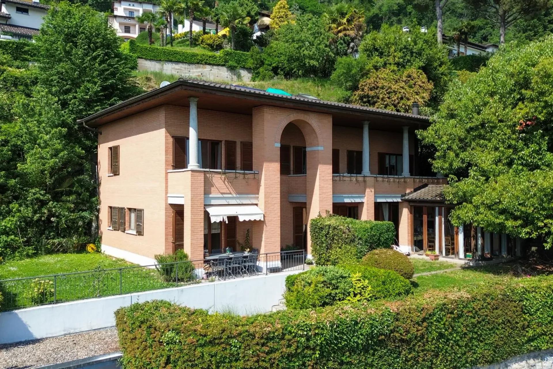 ELEGANTE VILLA UNIFAMILIARE CON AMPIO GIARDINO E TERRAZZE PANORAMICHE