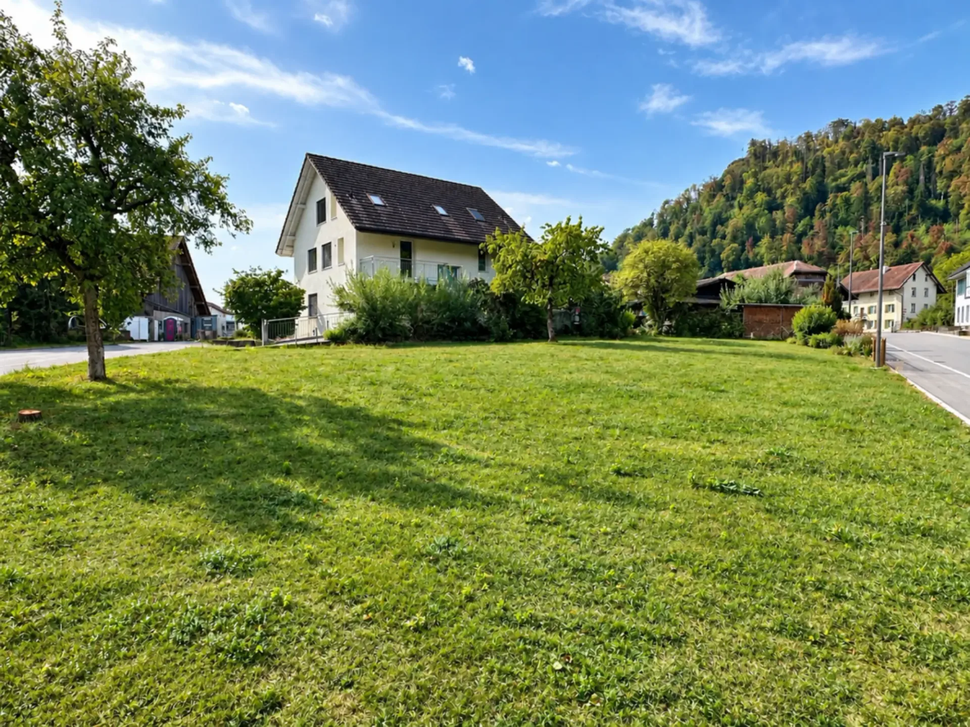 LARGE PLOT WITH ATTRACTIVE BUILDING POTENTIAL