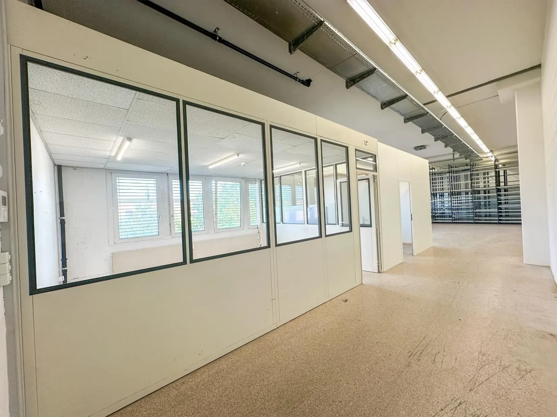Espace commercial polyvalent avec stockage et bureau à louer à Reinach/BL