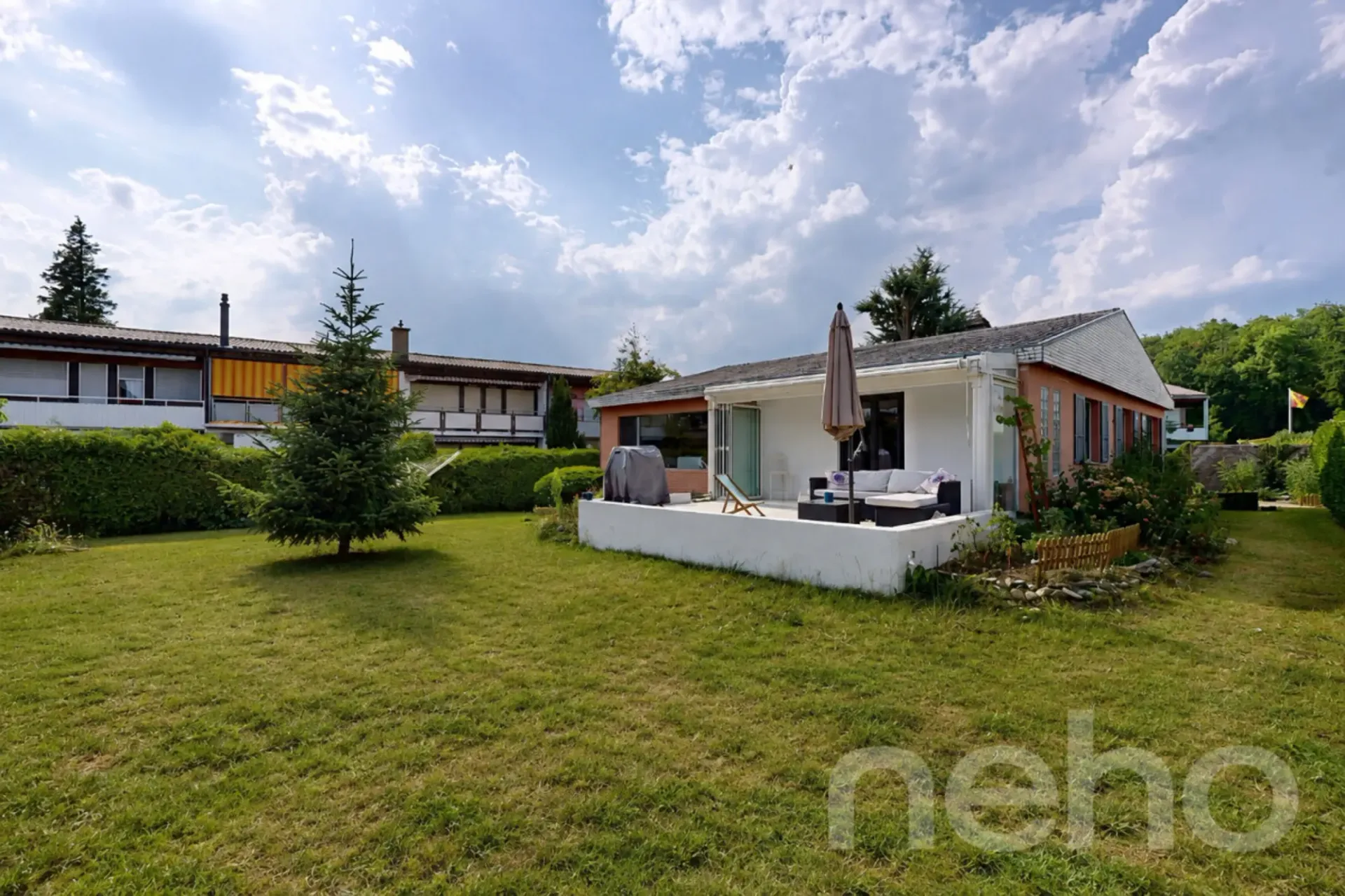 Modernisiertes Einfamilienhaus mit Designküche und Wintergarten