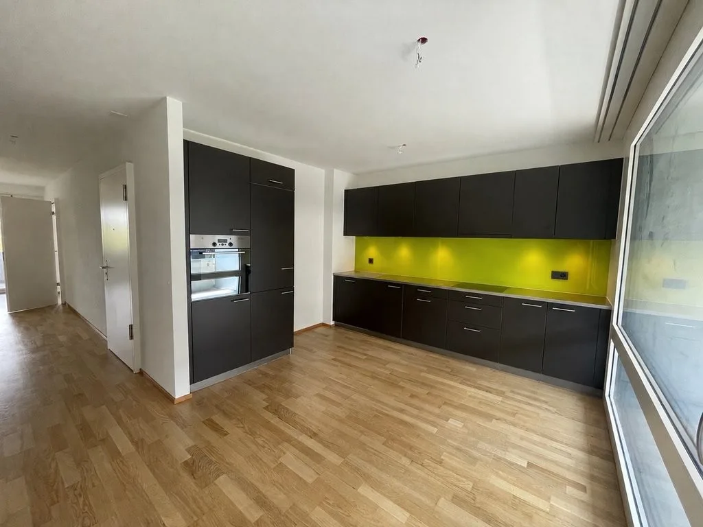 Nähe WestSide: Top moderne Wohnung mit 2 grossen Balkonen