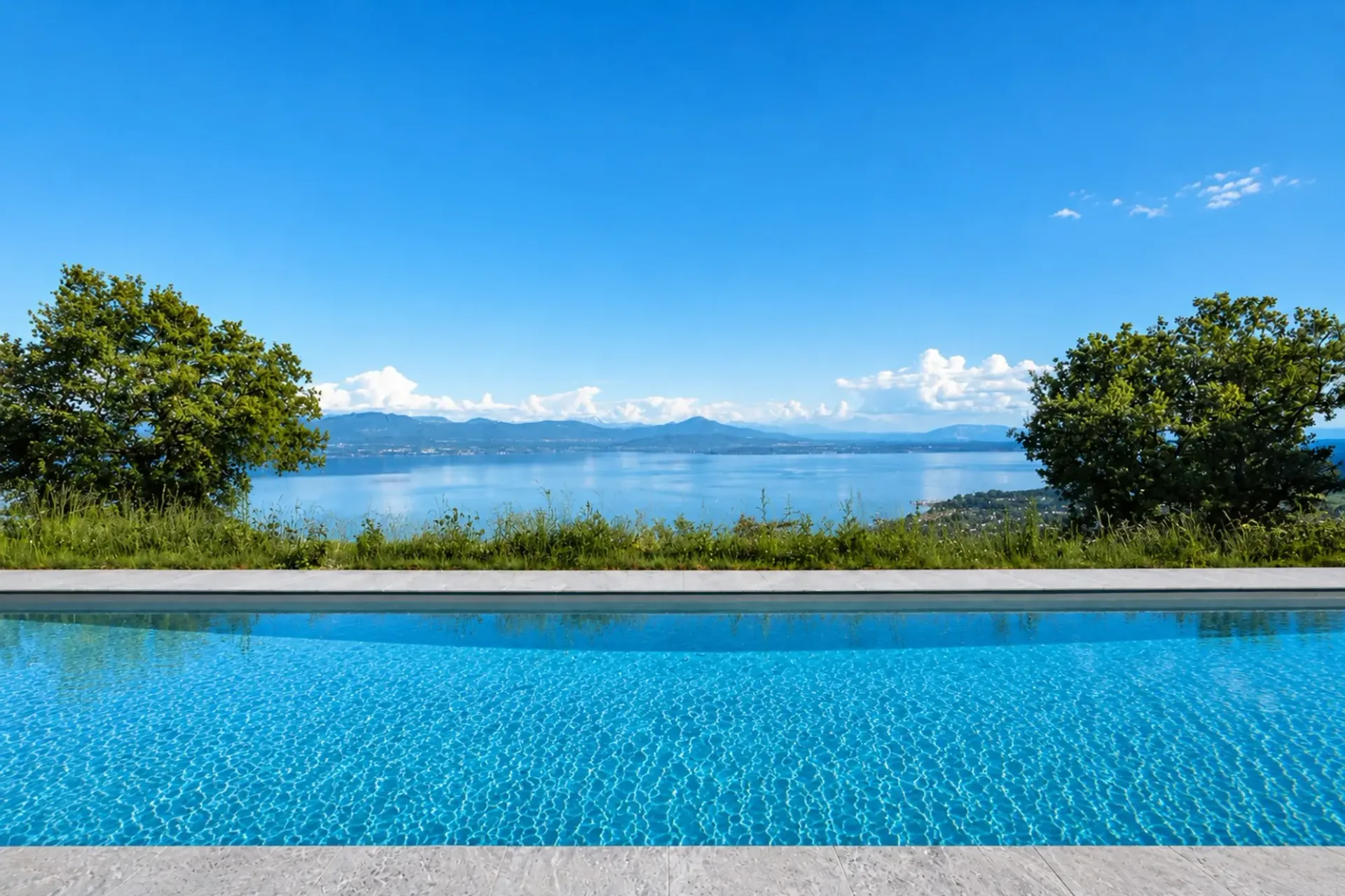 VILLA MIT PANORAMABLICK AUSSERGEWÖHNLICH MIT SCHWIMMBAD ÜBER DEM SEE