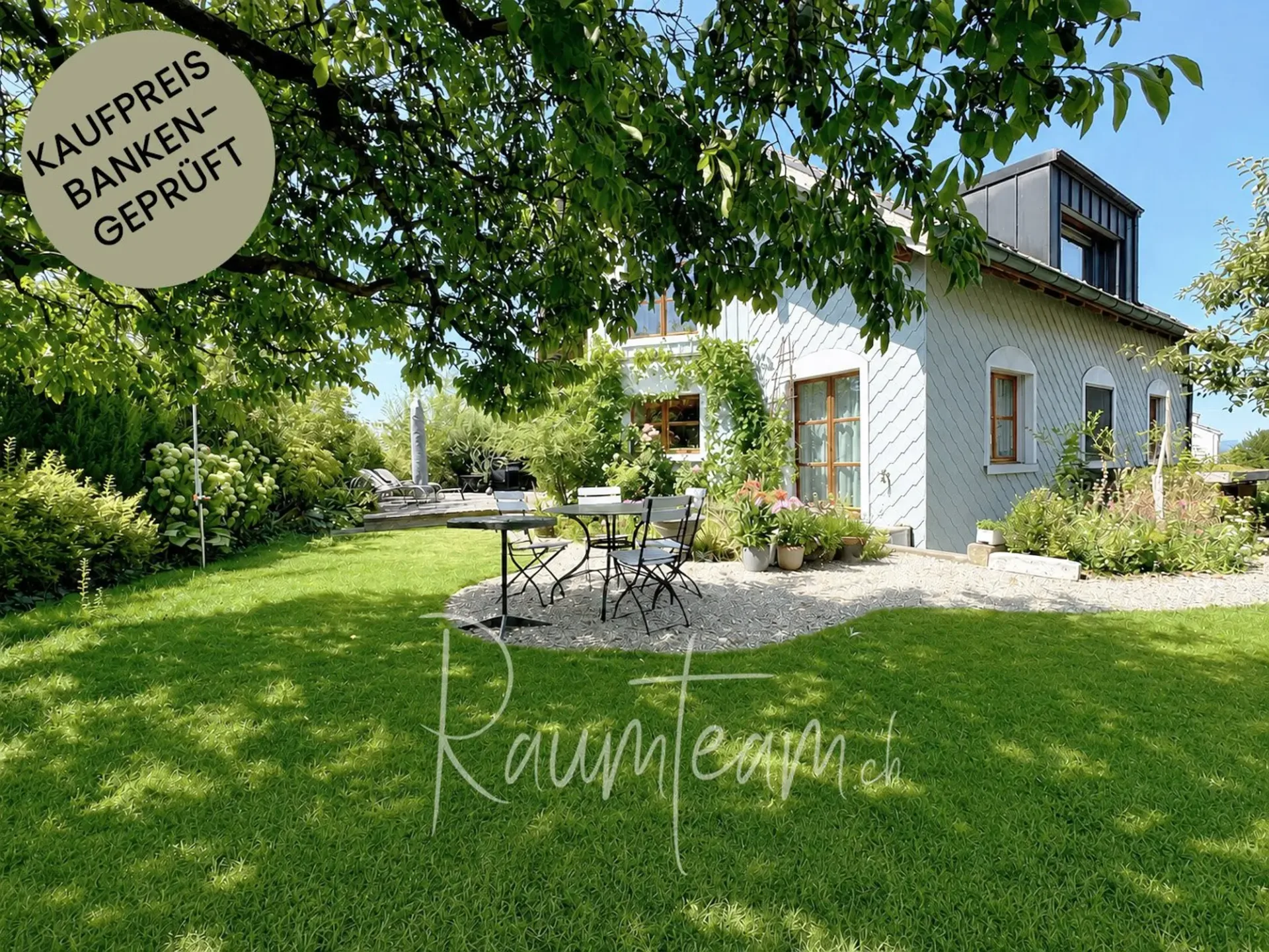Una casa per le famiglie con un carattere speciale e un giardino da sogno