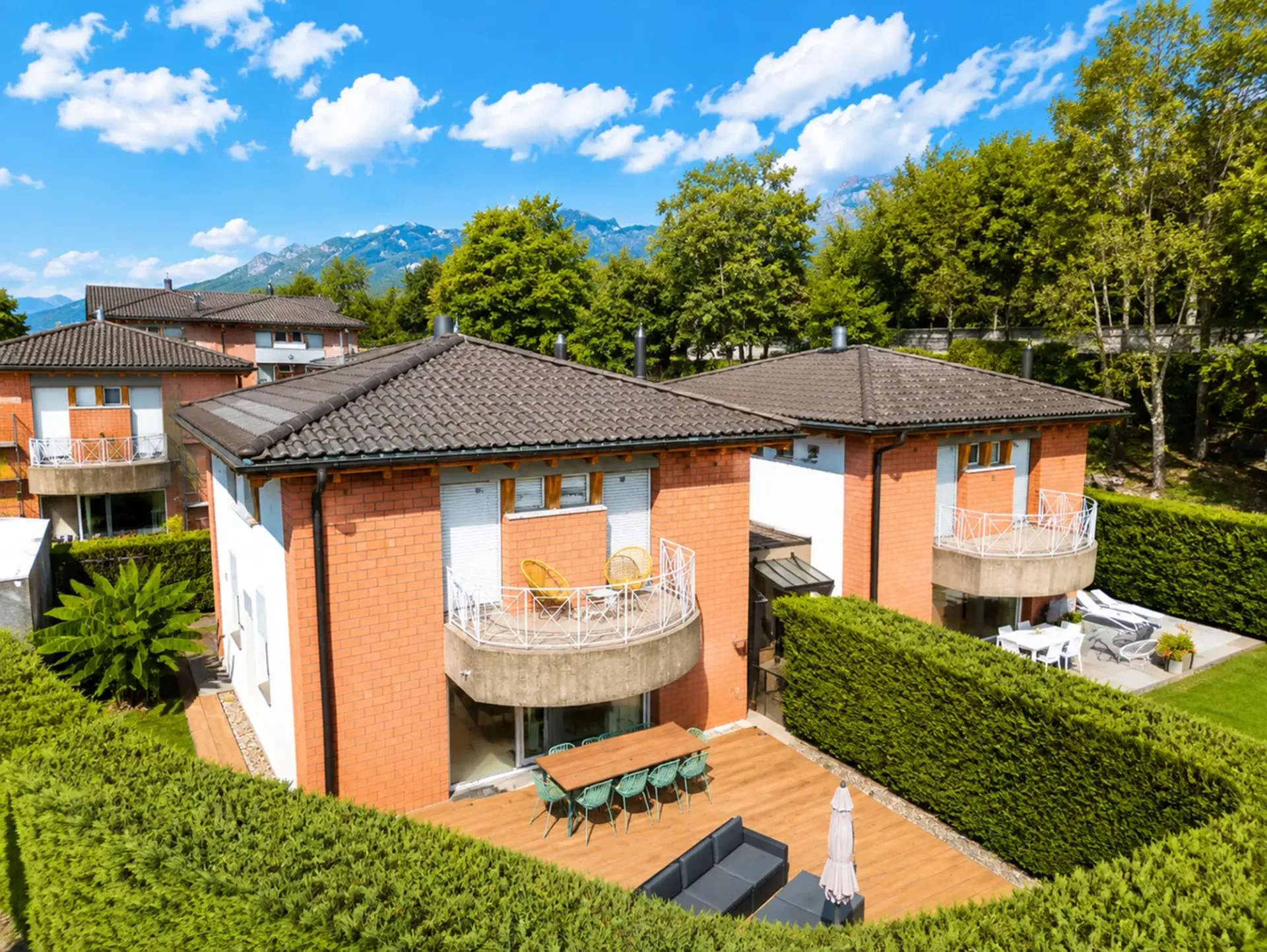 Elegante Villetta con Giardino, Ampia Terrazza e Vista Aperta