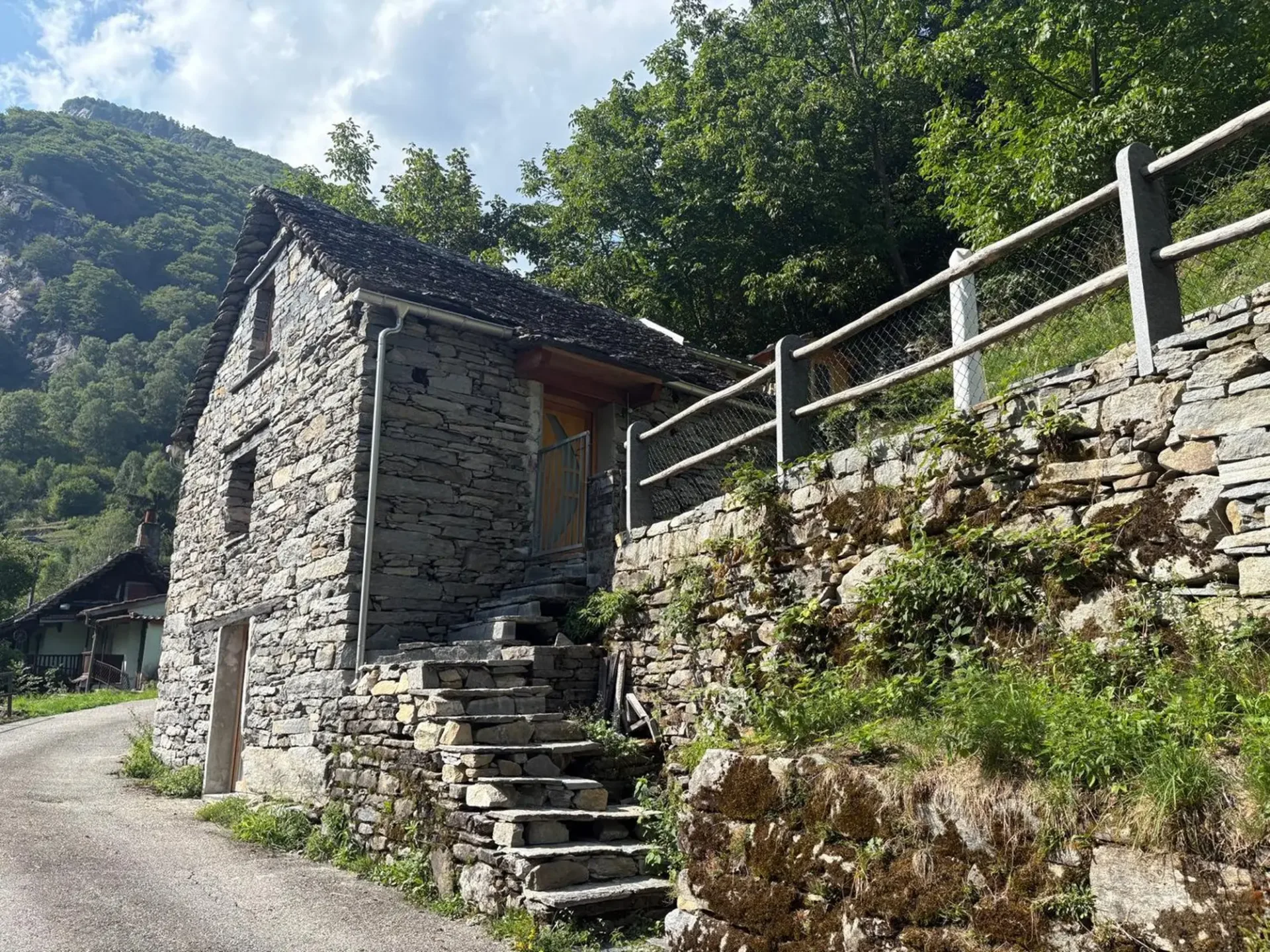 Rustikales Steinhaus in Vergeletto – Erneuertes Bergcharme zum Verkauf