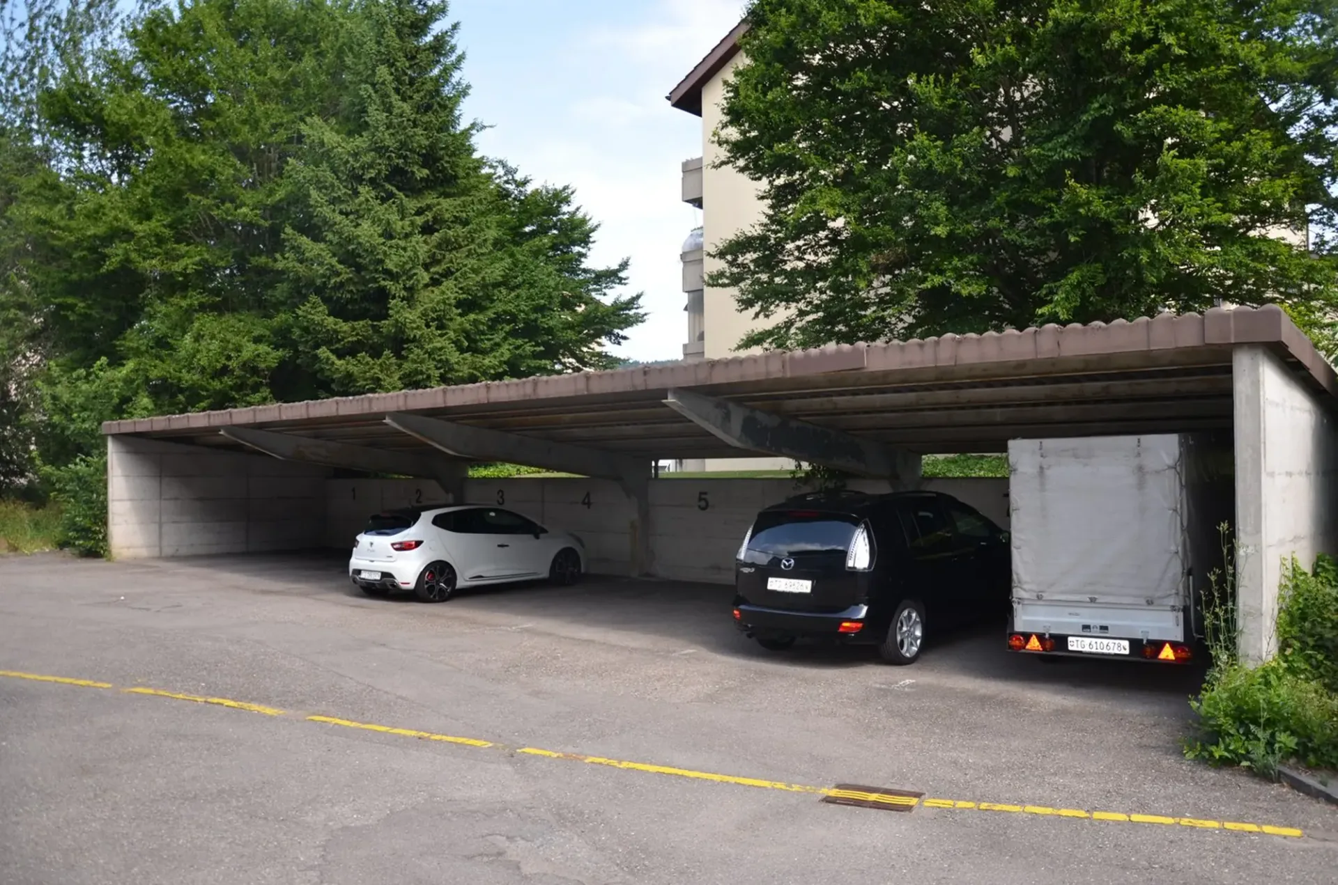 gedeckter und ungedeckter Parkplatz zu vermieten