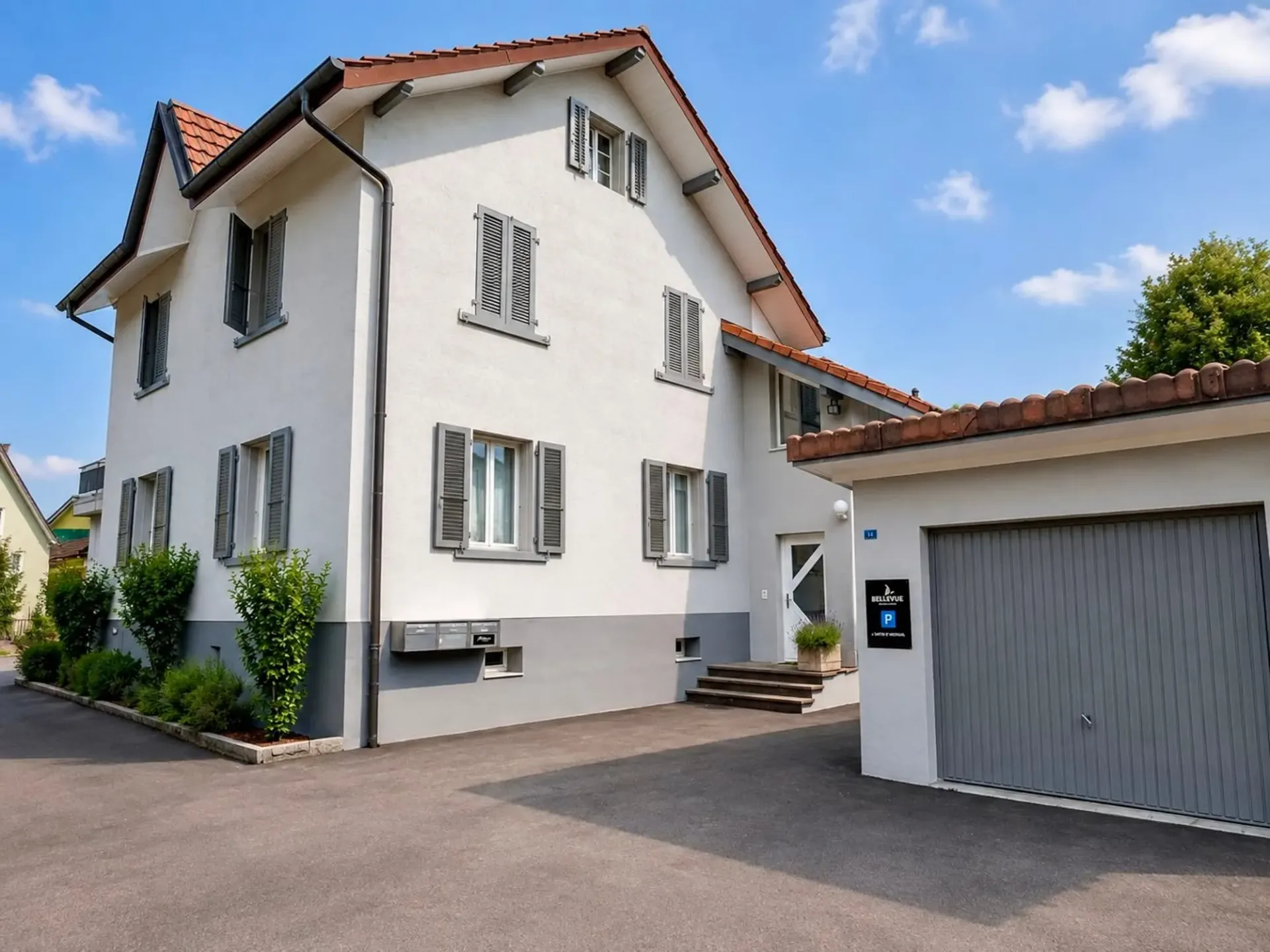 Charaktervolle Liegenschaft mit zwei Wohnungen, angebautem Einfamilienhaus, grossem Garten und Pool